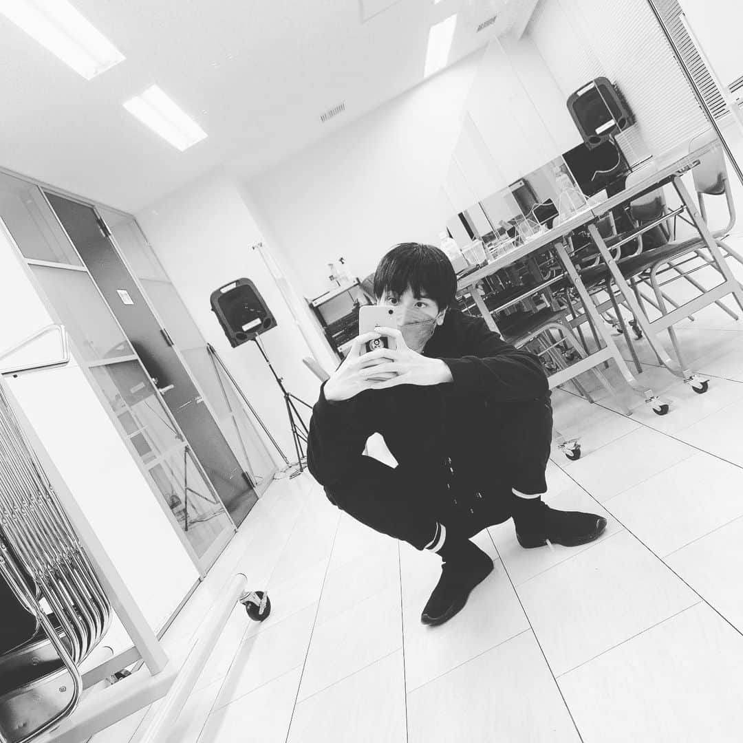 夢屋まさるさんのインスタグラム写真 - (夢屋まさるInstagram)「残すところ後10日切った! 毎日稽古稽古でクマやばいからモノクロにしといた笑」3月18日 18時38分 - yumeyamasaru