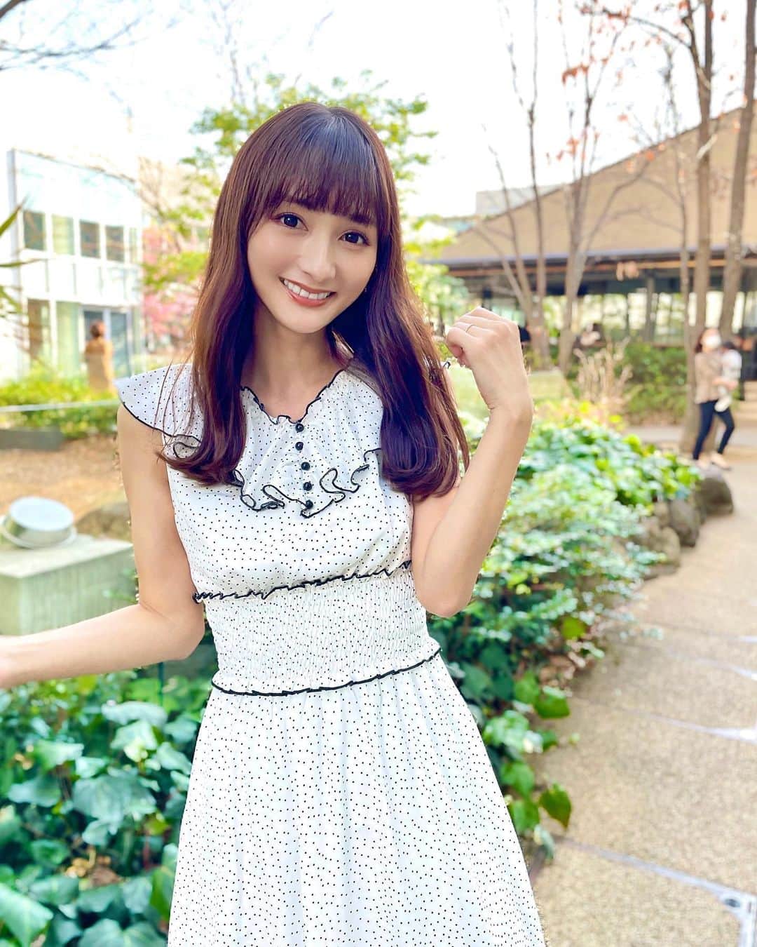のインスタグラム：「💇‍♀️💖  @tatsukahiroshi さんに髪を整えていただきました✨ 久しぶりに前髪をおろせて視界良好🫶💕 カラーとトリートメントもお願いして 毛先まで生き返ったよ🥹💓 ゆるく巻いていただいてとても良い仕上がり💖 田塚さんのアカウントを見ていると ついついミディアムにしたくなるけど しばらくはこのくらいの長さでキープ頑張ろう〜🫥  お洋服は @tocco_closet のドットワンピを着ました🫧 この日は暖かかかったなあ… 急に寒くなったから風邪ひかないように気をつけてね🫣  📍 #gardenomotesando  @tatsukahiroshi 東京都渋谷区神宮前5-2-19 表参道山田ビル2F 03-5468-8686  #newhair#hair#haircolor#haircut#Instabeauty#garden#omotesando#beauty#japanese#ヘアカラー#ヘアカット#ガーデン表参道#表参道#前髪#前髪カット#シースルーバング#ロングヘア#ミディアムヘア#男の子ママ#女の子ママ#新米ママ#年子#年子育児#年子兄妹#年子ママ」