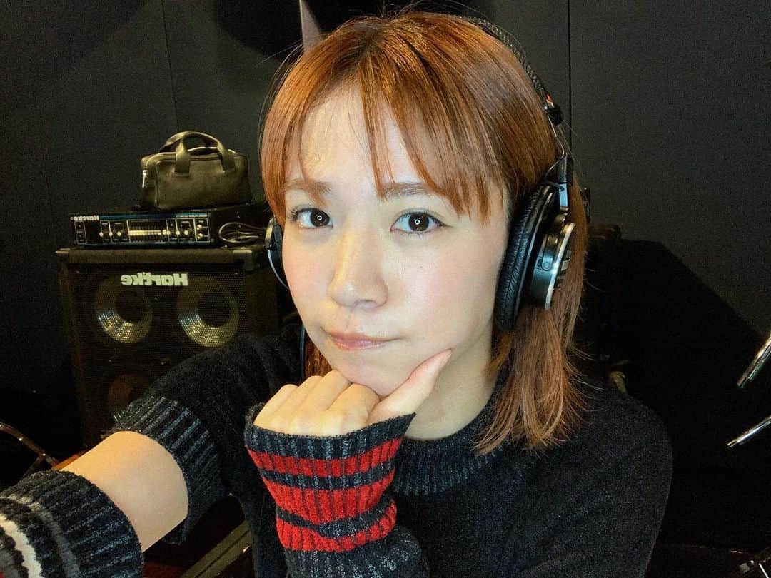 のインスタグラム：「🎧𓈒 𓂂𓏸  先日ラジオの収録がありました☺️  いつも皆さんからのメッセージを紹介しながらお話をするのですが、普段は中々聞けないお話を聞けたりしていつも楽しく読ませて頂いてます。  メッセージ送ってくれるファンの皆さん いつもありがとうございます！✨  そして来月の4/17は公開収録！ ゲストにやなぱいが来てくれます🌷  イベント限定トークや、 イベント限定グッズ販売や、 チェキタイムがあります☺️  楽しんで貰えるようしっかり準備します！  詳細はストーリーのURLからチェックしてみてください☝🏻💕」
