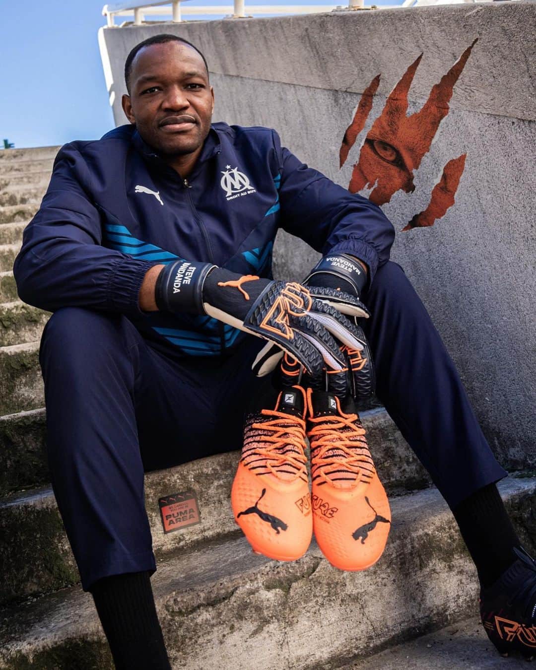 スティーヴ・マンダンダのインスタグラム：「Guidé par l’instinct 🐾 🐆 #PUMAFuture @pumafrance @pumafootball」