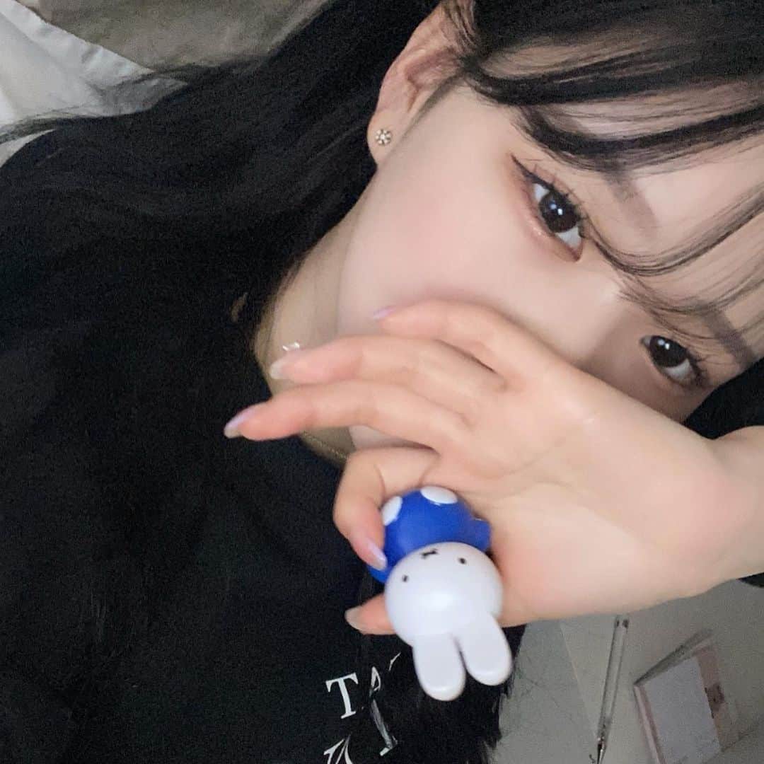 momoのインスタグラム：「メイク薄めの日🤍」