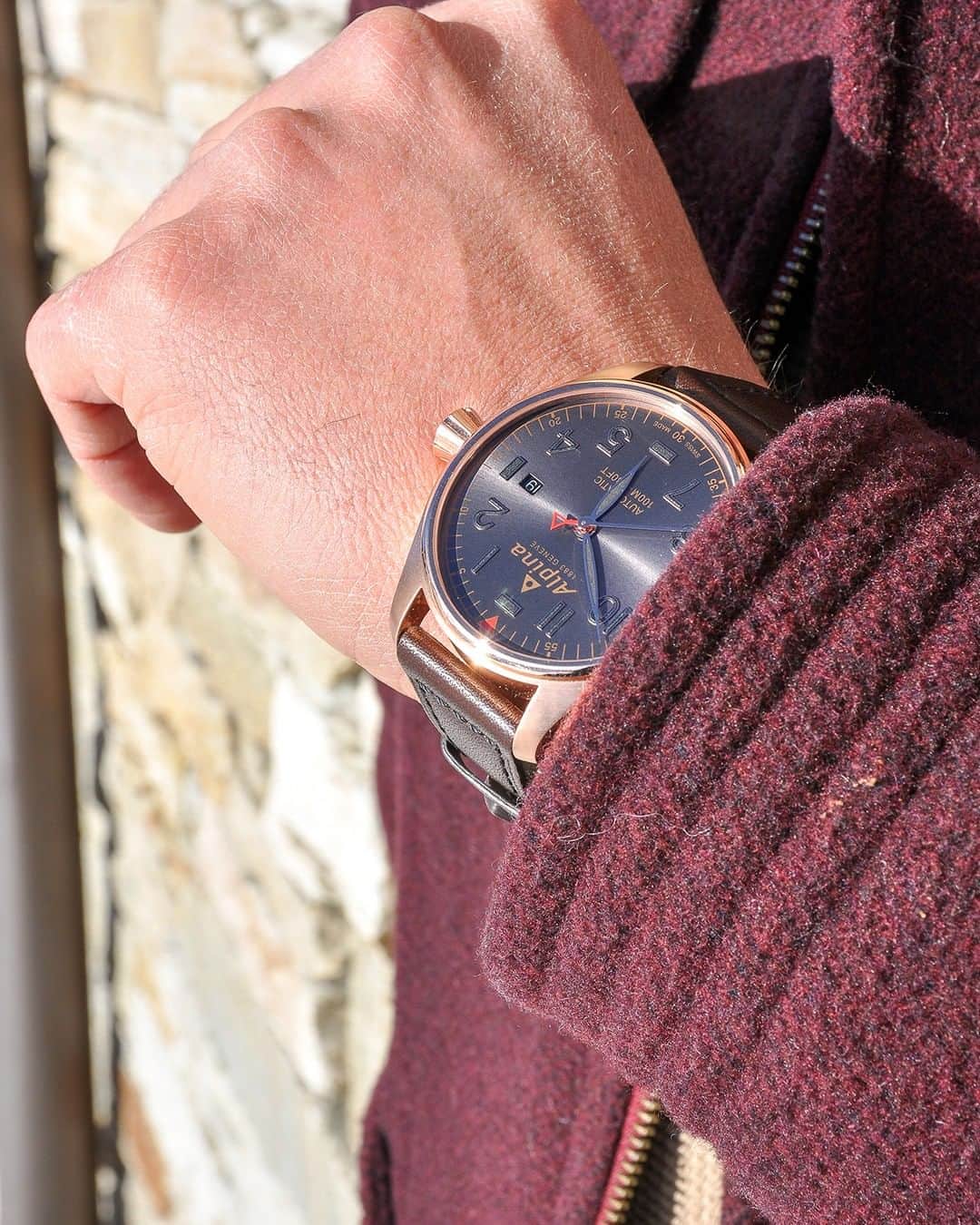 Alpina Watches Japanのインスタグラム：「メタリックで硬質な輝きを放つ時計が、冬素材のジャケットと意外なほど好相性 ㅤㅤㅤㅤㅤㅤㅤㅤㅤㅤㅤㅤㅤ クールなダークカラーのメタリック文字盤と、華やかなゴールドケースのコントラストが印象的なモデル。あえて真逆な温かみを感じる素材のジャケットと合わせることで、互いの質感が引き立ちます。暖色系と寒色系、どちらにもハマるカラーリングなので着こなしを選ばず使えます。 ㅤㅤㅤㅤㅤㅤㅤㅤㅤㅤㅤㅤㅤ 《スタータイマー パイロット オートマチック》 AL-525G3S4 ¥141,900 (税込) 自動巻き、10気圧防水、レザーストラップ . . . . . . #Alpina #AlpinaWatchesJapan #swissmade #swisswatch #watch #wristwatch #sportwatch #outdoor #startimer #pilot #アルピナ #アルピナウォッチ #スイス時計 #時計 #腕時計 #スポーツウォッチ #アウトドア #時計好きな人と繋がりたい #スタータイマー #パイロット #機械式時計」