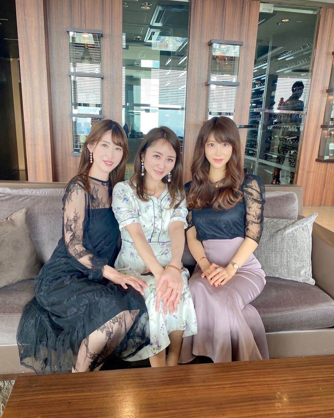 のインスタグラム：「可愛すぎる #2児のママ   みく @miku.hirata ちゃん💕 さやか @sayaka112009 ちゃん💕  私は1人だけなのにヨレヨレになってたから😂😂😂 お子さんそんなに大きくないのに いつも綺麗にしているお2人を尊敬しちゃう💕  お店の方が何枚も撮ってくださったから フィードにもpost🥰  #2児ママ #2児の母 #ママ #ママコーデ #ママファッション #ママライフ #ママスタイル #ママ友 #ワンピースコーデ #ワンピース #ワンピ」