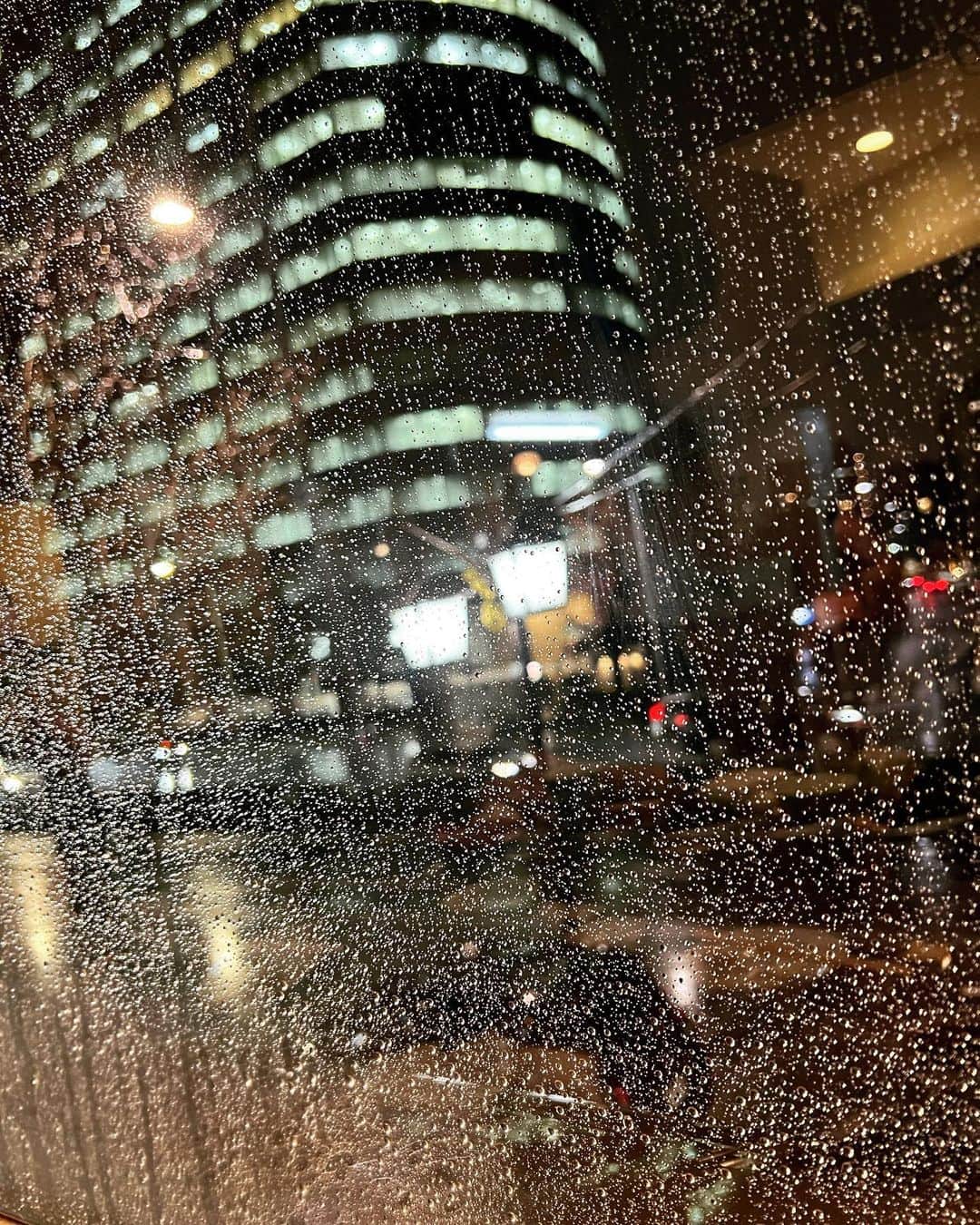 高橋幸宏のインスタグラム：「Tokio! なんて、このまま訳がわからなくなる？ 都会の雨☔️凄いな都会、、、寒いし、なに？コレ。今は東京,,,w」