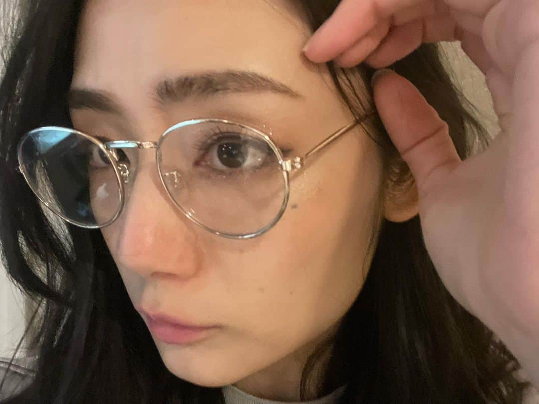 片山萌美のインスタグラム：「🥸 雨なのに花粉で目が痒い...  #moemikatayama」