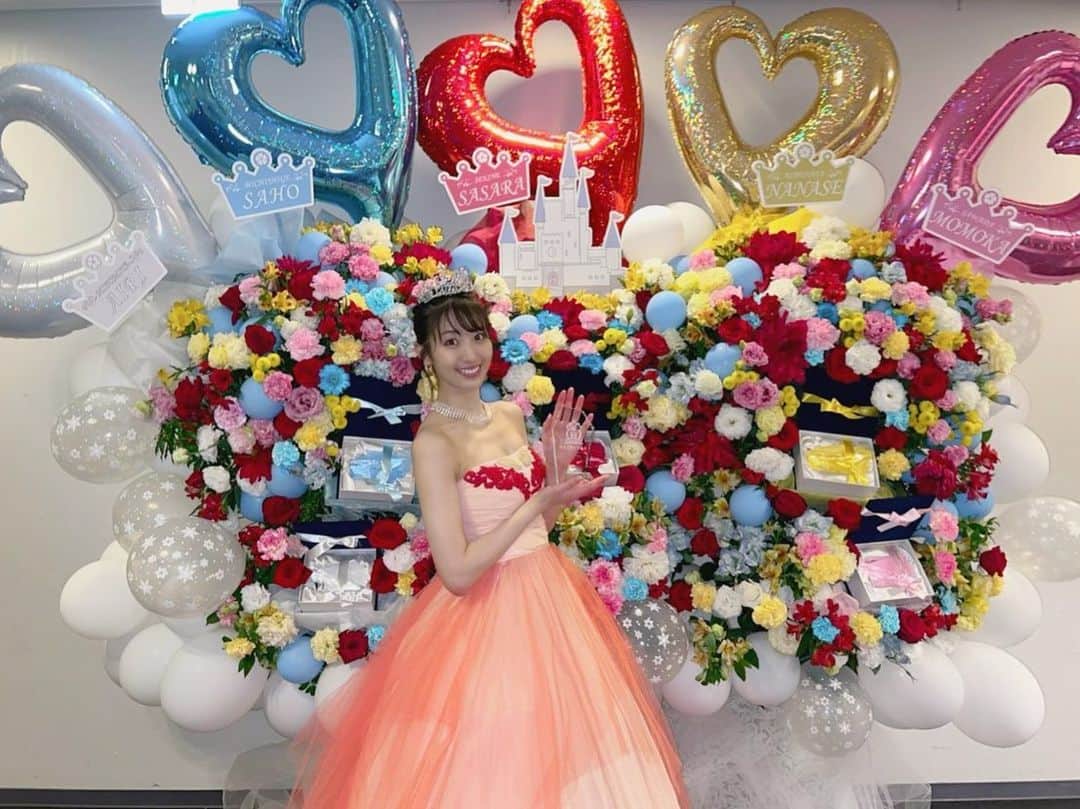 のインスタグラム：「写真選びに時間かかりすぎていて卒業からずっとインスタ更新できてなくてごめんなさい！🥲🙏ゆっくり更新していきます♡ . . まずは #0312放プリワンマン2022 当日の写真💐入り口に素敵なスタフラを出していただきました♡嬉しかったぁ☺️💗(このほかにも番組や企業さん、個人やお友達からも、、！有難うございました！！！🙇🏻‍♀️) . . プレミアシートと撮影可能席にだけ限定でついていた【記念クリスタル】を持って撮りました💎何かの授賞式みたいになったよ☺️✨ . . 改めて本当に幸せだったなぁ、としみじみ🥺💗まだライブのアーカイブ見れてないから早く見たいなぁ♡☺️3/26までです！(販売期間は終了しています) . . #idol #アイドル #卒業 #放課後プリンセス #アイドル衣装 #ドレス #dressup」