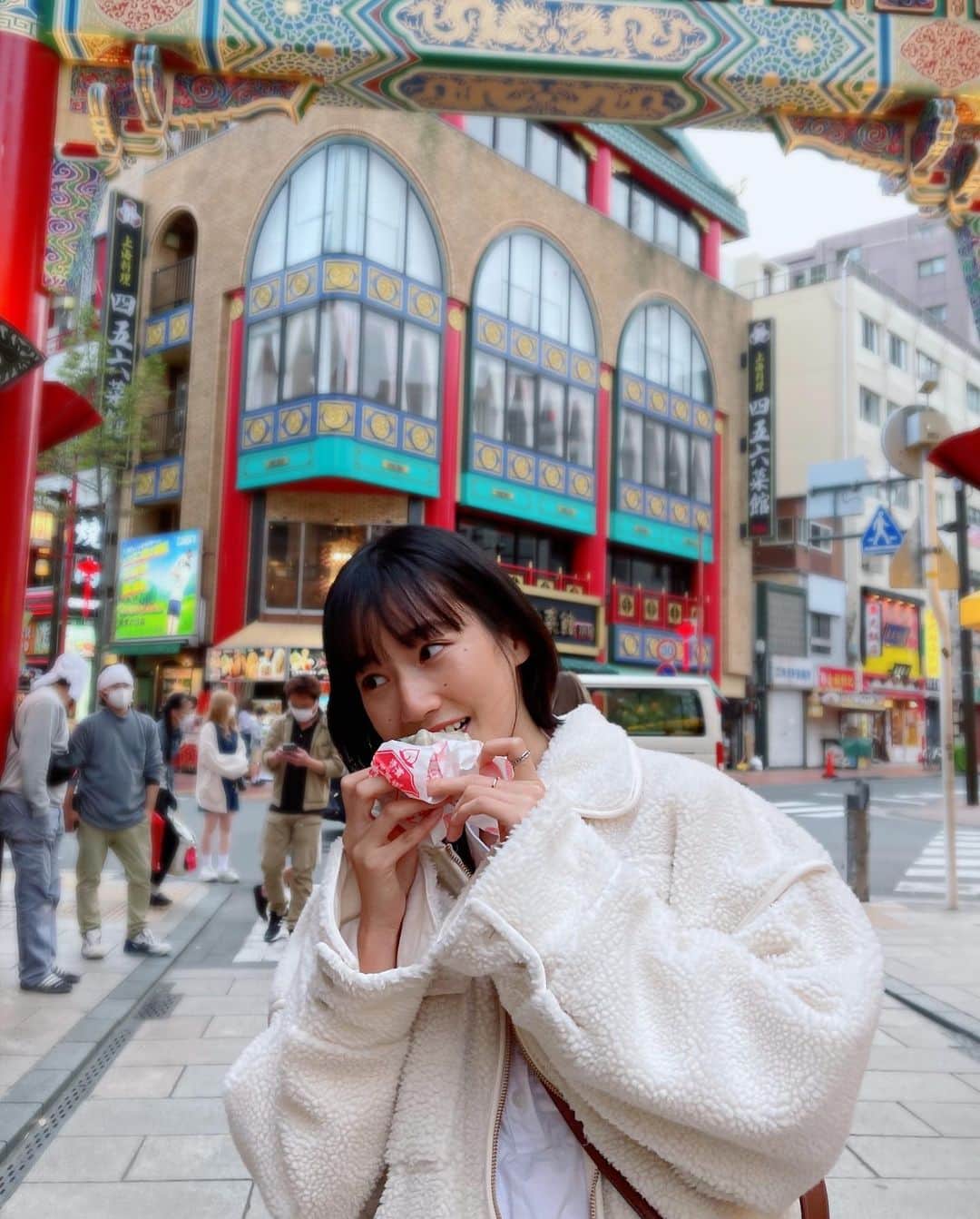 高嶋香帆のインスタグラム：「二枚目の写真、観光客感がすごいです👶 ちょっと時間をかければ来れる距離ですが、とっても観光客っぽいです👶  #横浜中華街 #中華街 #食べ歩き #横浜グルメ #japanesegirl #japantravel #japantrip #ショートヘア #黒髪ショート」