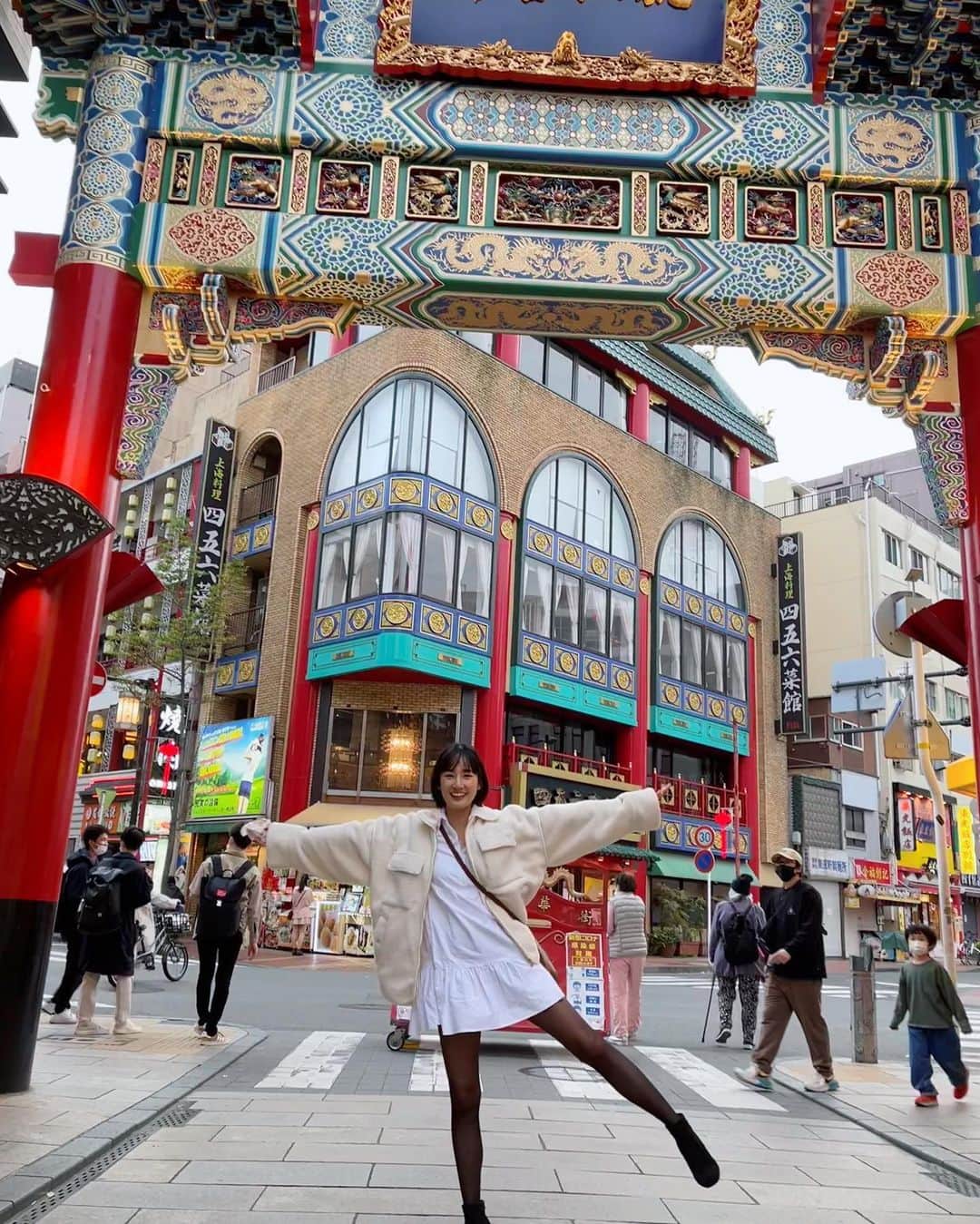 高嶋香帆さんのインスタグラム写真 - (高嶋香帆Instagram)「二枚目の写真、観光客感がすごいです👶 ちょっと時間をかければ来れる距離ですが、とっても観光客っぽいです👶  #横浜中華街 #中華街 #食べ歩き #横浜グルメ #japanesegirl #japantravel #japantrip #ショートヘア #黒髪ショート」3月18日 19時58分 - kaho_takashima