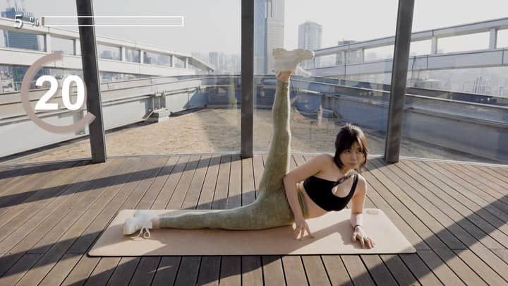 渋谷ゆりのインスタグラム：「#YouTube 3min slim leg workout 3分で美脚♡3分鐘美腿 週末でやってみよう〜💓  https://youtu.be/c3PAPXfsb7I  #宅トレ #家トレ #美脚 #足痩せ #ヒップアップレギンス ＃レギンス #ウェア #スポーツブラ #ALMOORE」