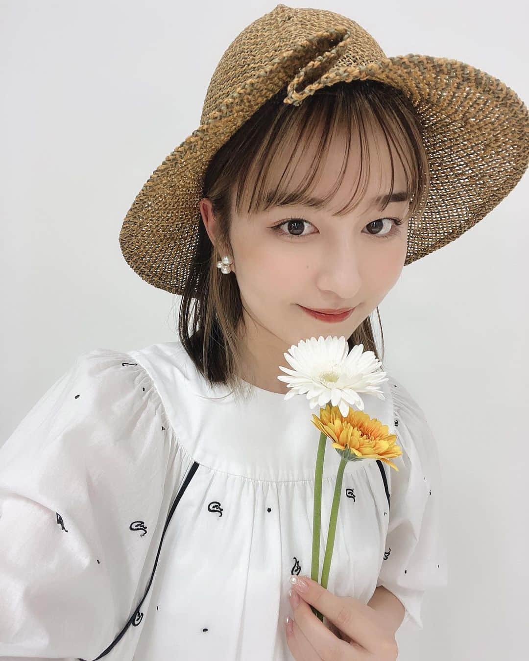 のインスタグラム：「今年もカレンダー発売します🤍 今日からご購入していただけます☺︎ 早速購入したよの報告も嬉しいです🥺  また前回と雰囲気違って とってもお気に入りのカレンダーができました♡  ハイライトにまとめたから、是非チェックしてみてね🫡  #りかりこ#双子#自撮り#ファッション#帽子#麦わら帽子#コーデ#春服#アクセサリー#fashion#twins#followｍe#오오티디」