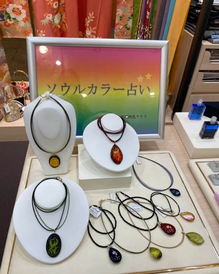 六本木ミッドタウンきものOld&Newのインスタグラム：「銀座きものティロワール店内で実施中。11時〜19時にお越しください。  貴方のラッキーカラーとナンバーは、生まれた時に決められています。その色や数字を知ることでこれからの人生にきっとプラスになります。 ぜひ、無料なので、お気軽にお越しください。  #ラッキーカラー #ラッキーナンバー #ラッキー」