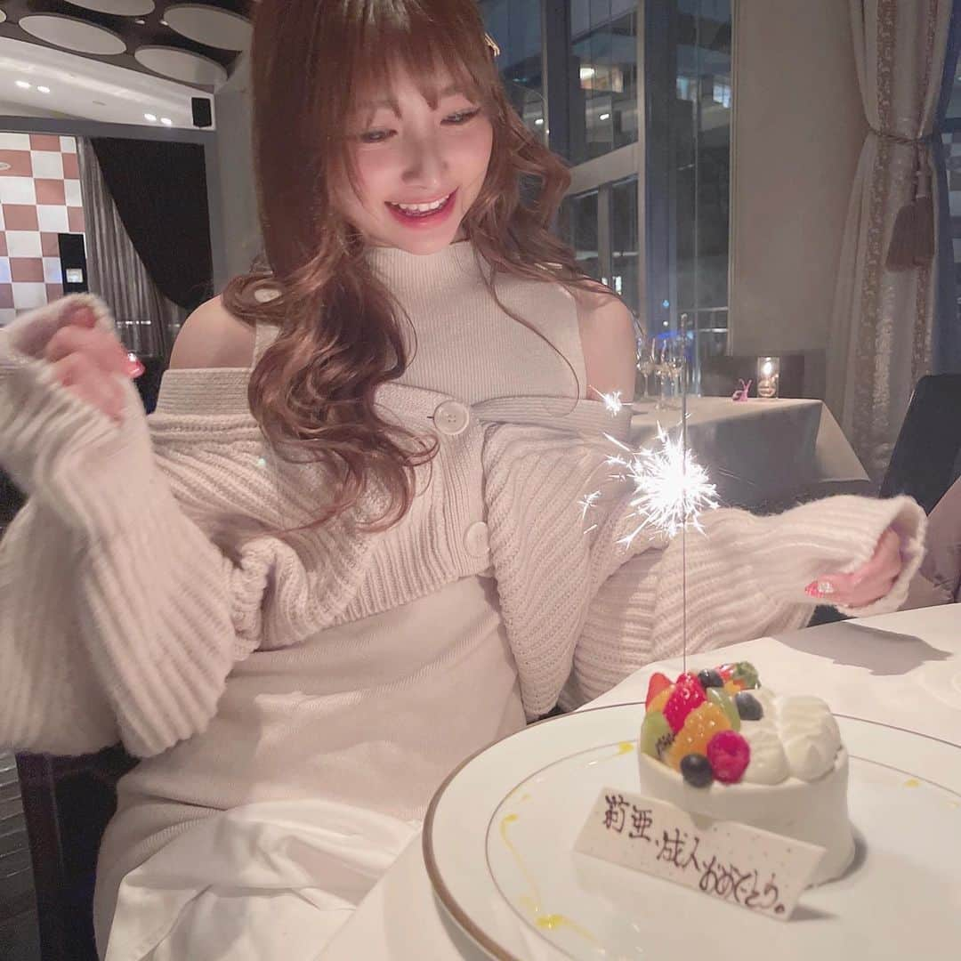 牧内莉亜のインスタグラム：「20歳💐💖 3月17日で20歳になりました。 この20年間で関わってくれた全ての方に感謝でいっぱいです。 これから素敵な大人になれるように頑張ります。 みなさまこれからもどうぞよろしくお願いします！ バースデーの日の投稿はまたします♡ （たぶん）  #20歳 #20歳の誕生日」