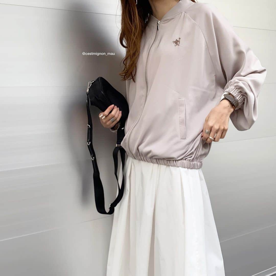 Ces't Mignonさんのインスタグラム写真 - (Ces't MignonInstagram)「・ 真っ白なフレアスカートをラフに♡ ・ ロゴTと刺繍ブルゾンでカジュアルダウンした スニーカーコーデ☺️❣️ ・ ワンポイント刺繍がメンズライクな印象で今っぽい🥳💕 ・ ・ blouson▶︎ @classicalelf_official  tops▶︎しまむら skirt▶︎grl bag▶hm shoes▶︎adidas ・ ・ #クラシカルエルフ#classicalelf#エルフコーデ#タイアップ#トレンドコーデ#トレンドコーディネート#トレンドスタイル#春コーデ#ブルゾン #ライトアウター#春アウター#お洒落さんと繋がりたい#コーデ記録#大人カジュアル#プチプラコーデ#着回しコーデ#カジュアルコーデ#高身長コーデ#アラサーコーデ#骨格ウェーブ#ゆるコーデ#大人女子#淡色コーデ#フレアスカート#スニーカーコーデ#ラフ」3月18日 20時48分 - cestmignon_mau