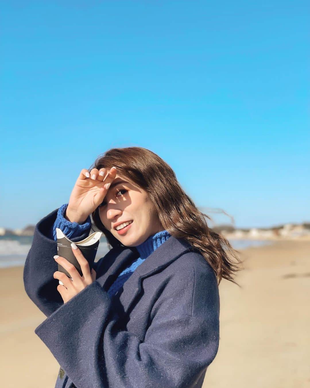 瀬口かなのインスタグラム：「天気の良い日の写真。 ⁡ 昨日福岡は桜が開花したそうです😳 全国でトップなんだとか。 ⁡ てことはあと1週間もすれば見ごろだよね。早いよーーー😂🌸 ⁡ ⁡ 写真は今年の初め頃。 まぶしくて2枚目はウィンクしたみたいになってる😉。 ⁡  #instadaily #instalike #selca #selfie #japanesegirl #福間海岸 #福津」