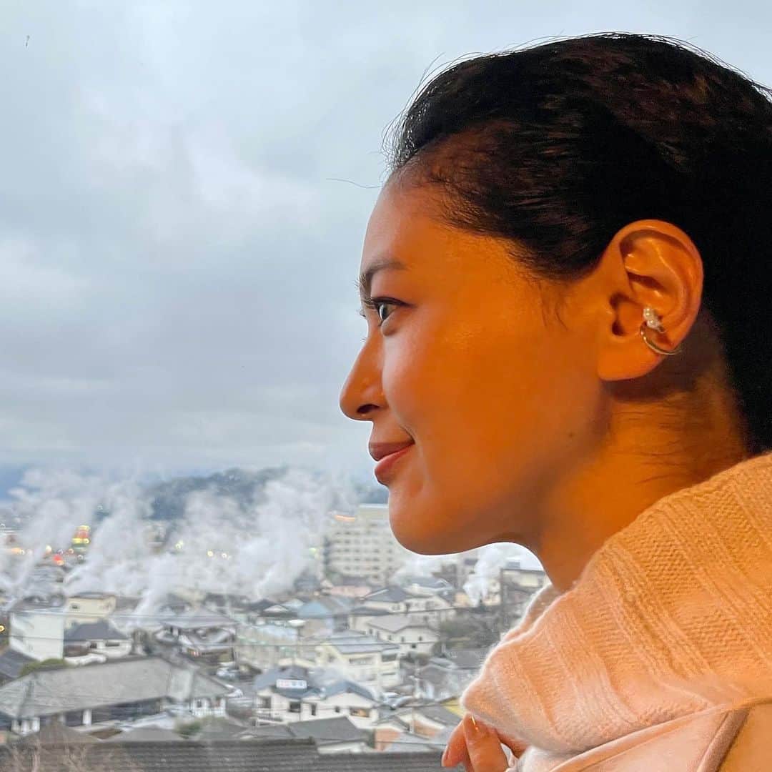 黒谷友香のインスタグラム：「皆さん、こんばんは！ 今日は寒かったね！ 風邪ひかない様にあったかくネ😉  明日、3/19(土)22:00〜22:30 テレビ東京「新 美の巨人たち」 あるよ😊  風景の国宝Part2　『別府温泉の湯けむり景観』×黒谷友香  あ〜、温泉♨️入りたいねぇ☺️ あ！このオンエアの前にラジオに出演しとります📻  J-WAVE 81.3FM 「ORIENT STAR TIME AND TIDE」 3/19(土)21:00〜21:54があるよ❣️  両方、お楽しみに🤗  コート @sanyo_coat  ストール／インナー @sanki.press   バッグ @coccinellejapan  アクセサリー @plusvendome_official  #ralphlauren#poloralphlauren#乗馬#馬#Coleman#ボタニカルキャンドル#東京#平和 #長崎#平和公園#sdgs#長崎原爆資料館 #アンティーク#ハーブ#ラボット#diy#日本#映画 #祈り#日産 #nissan#日産ariya#ai#大鵬薬品工業#バップフォーレディ#エビス#プレミアムケアハブラシ#黒谷友香」