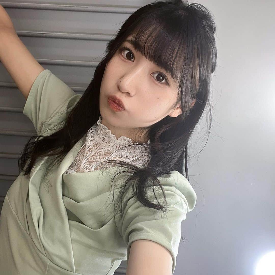 加藤一華のインスタグラム：「. 春服かわいい🤭🌿🫧  @dazzlin_official   #春服コーデ  #dazzlin #ootd #重ね着風になってるの #グリーンコーデ  #iOSアップデートしたら #新しい絵文字増えて使いまくり #楽しいねえ #春は明るい色が着たい🌼」
