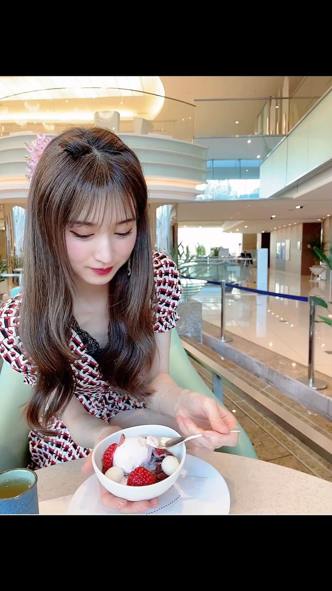 のインスタグラム：「お洋服とデザートの色味が似ていた日🍓  この日は半袖がちょうどよく、 桜アイスのデザートで春を感じました🍨🌸 素敵なお花とも共に☺︎💐  #春服 #春コーデ #ワンピースコーデ #カフェ #桜スイーツ #桜アイス」