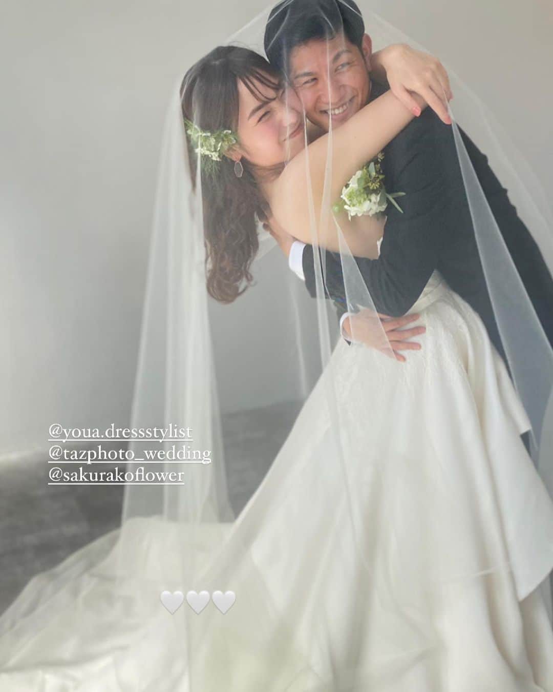 土田瑠美のインスタグラム：「先日のYouA ×Rumi フォトウエディング🤍  お2人の沢山の想いが詰まった 温かく優しい時間に 同じ時を過ごす事ができ 本当に本当に幸せでした！  お2人の楽しそうな笑顔、 ご両親の幸せそうに微笑まれる姿、 感動で涙ぐまれる姿、 どの瞬間も美しく素晴らしい瞬間で この素晴らしい時が写真として残せる事、 本当に素敵な事だなぁと毎回感じます。  美容師で本当に良かったなぁと毎回感じる瞬間です☺️  この様な素晴らしい１日のヘアメイクを担当させて頂き、本当にありがとうございました🙇‍♀️💕」