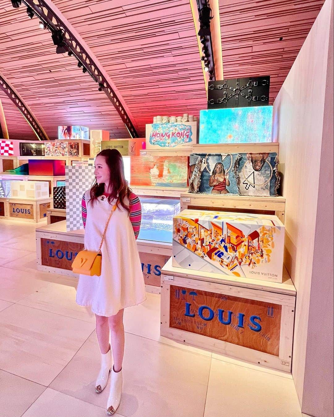 平山美春のインスタグラム：「@louisvuitton  200 TRUNKS, 200 VISIONARIES: THE EXHIBITION🧳✨ . 私がパリを訪れたタイミングで開催されていた @louisvuitton の200名のアーティストによる200個のトランクの展示✨ ルイ・ヴィトンの最初のアトリエであるアニエールに併設されたスペースで開催されていました🌼 200組いろんなジャンルのアーティストがそれぞれトランクを自由に使ってパーソナライズして制作された作品がズラッと並んで、創業者ルイへのオマージュとしています😊 . パリから始まり、この後はNY、シンガポール、ロンドンで展示され、最後は作品が22年12月にサザビーズのオークションにかけられ、収益は全て財団の奨学金とするという素晴らしいプロジェクト👏 東京に来る予定でしたが、色んなスケジュール変更で来ることができなくなった展示だったのでパリで見ることができてよかった😇 . １つのトランクでも色んな捉え方があり、もはや形になっていないものまでありましたが、パーソナライズの多様性を見てすごく刺激を受けました😊私も勝手に想像してやってみようかな🤣✨ 1番目として展示されていたのは建築家のフランク・ゲーリー！パリにあるルイヴィトン財団の建築を担っている方で、私が建築に興味を持つきっかけとなった方だったので、親近感でもあり、彼から始まるナンバリングがとても嬉しかったです✨ . #louisvuitton #asnieres  #200trunks200visionaries  #ルイヴィトン #パリ  #paris」