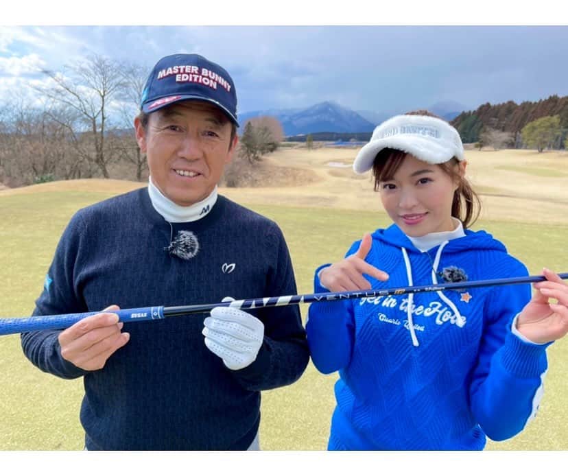 高橋としみさんのインスタグラム写真 - (高橋としみInstagram)「芹澤プロと今年初の撮影⛳️ 今年もよろしくお願いいたします🙇‍♀️  @fujikura_japan さんから新しく出た VENTUS TR BLUEを打ってもらいました⛳️  まだ見てない方は 昨日のuuum golfの動画をチェック⛳️  ウェア　@cuarto_united  #ゴルフ　#ゴルフ女子　#uuumgolf #golf」3月18日 21時20分 - toshimi_1002