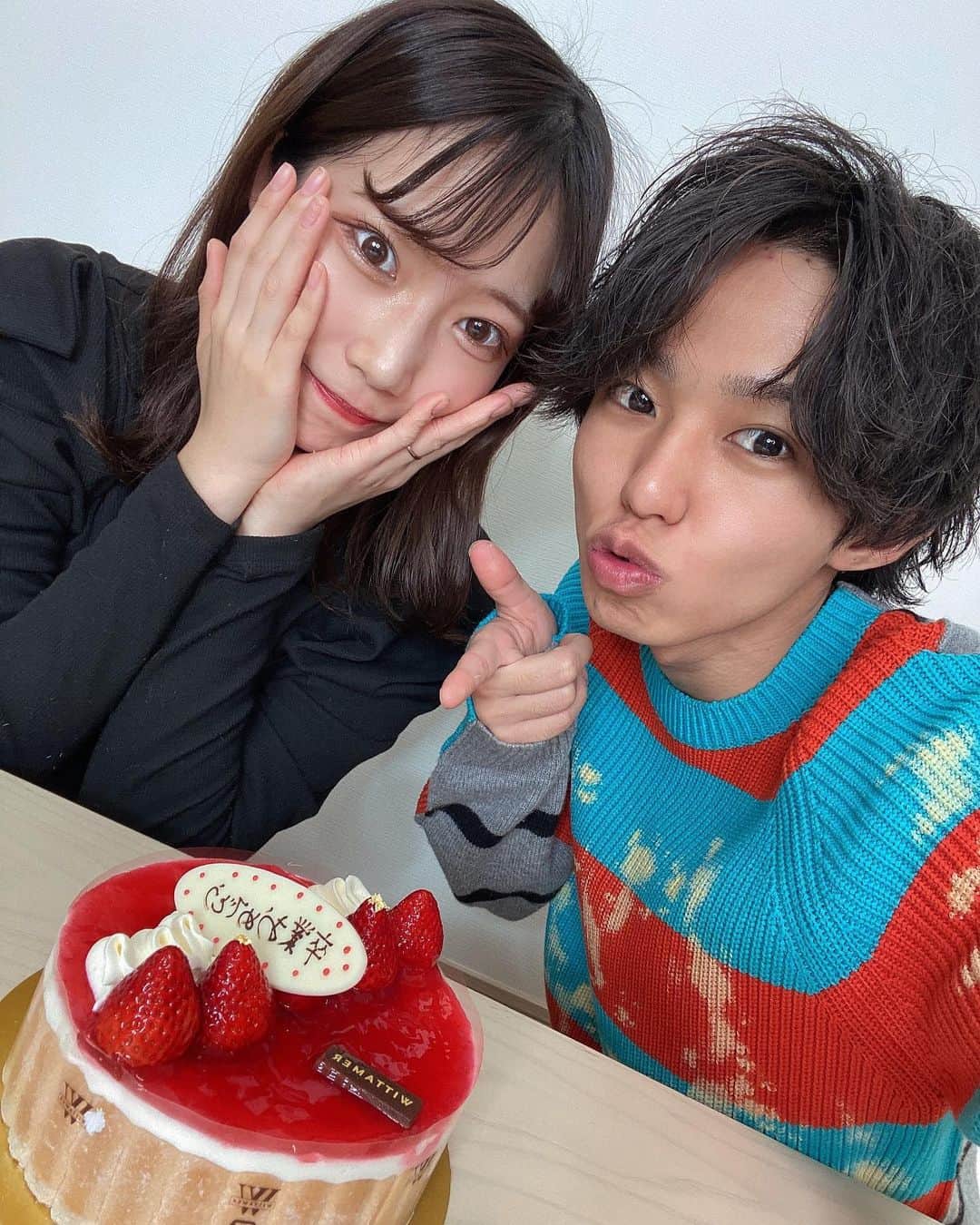 のインスタグラム：「昨日の動画で報告した通りですが、無事大学の卒業が決定しました！！🥰  家族やみんなや先生、そしてこたろーくんの協力や応援があったからこそ、卒業できました！🥺 ありがとうございます！  学生おーわり！！！🧡🧡」