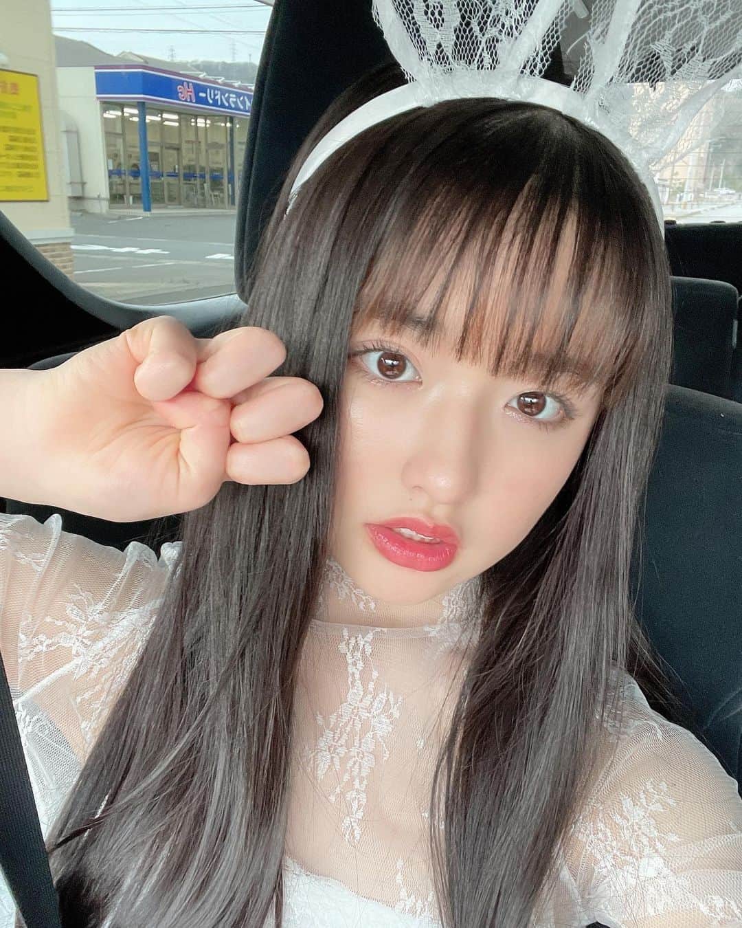 りりさんのインスタグラム写真 - (りりInstagram)「うさちゃんってこんなポーズだっけ？♡ 違うかも😅🥲🥲🥲🥲🥲 #showroom ...
