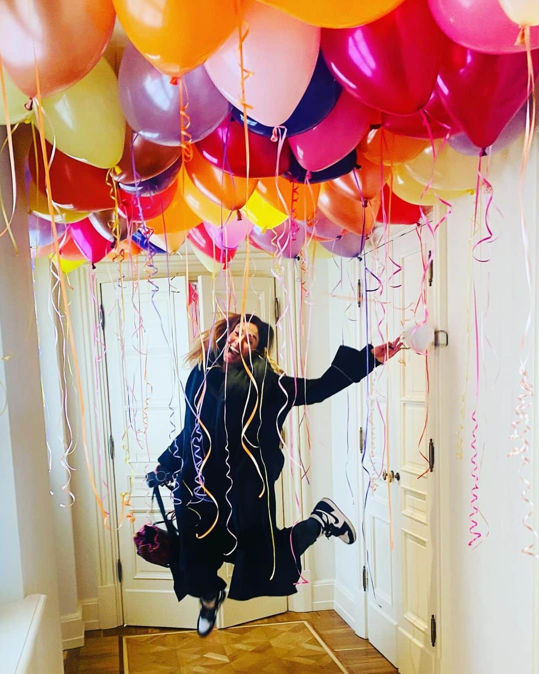 のインスタグラム：「40,41,42 Che abbiano inizio i festeggiamenti!  Oggi i 40 Domani i 41 Domenica 42!  . . . #mybirthdayweekend #404142 #sarahsbirthday」