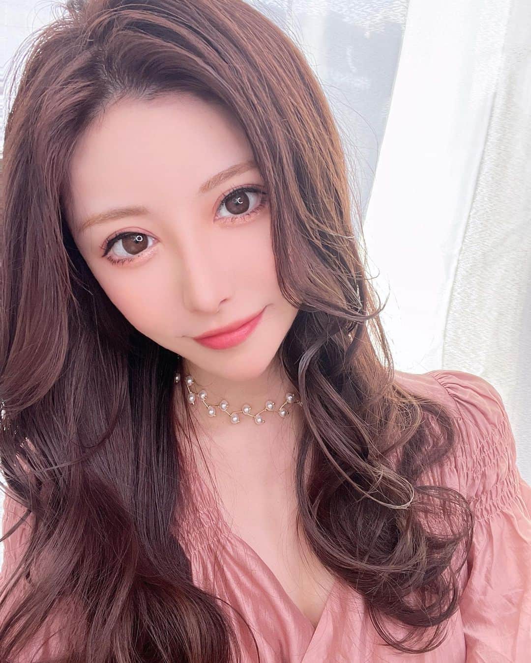 藤咲めいのインスタグラム：「@felice_junpei いつもお世話になっている鈴木さんに今回もカットカラーして頂きました😌💞  久々に12㎝バッサリ切ったよ〜🥺 カラーも落ち着いた色味に✨  いつもとは違うアレンジに大人っぽくしてもらいました🥰  お店は @regalo_shinjuku.east  🖤レガロ新宿🖤  #カット #カラー #ヘアアレンジ #美容院 #サロン #ヘアサロン #センター分け #ミディアムヘア #ミディアムヘアアレンジ #春カラー」