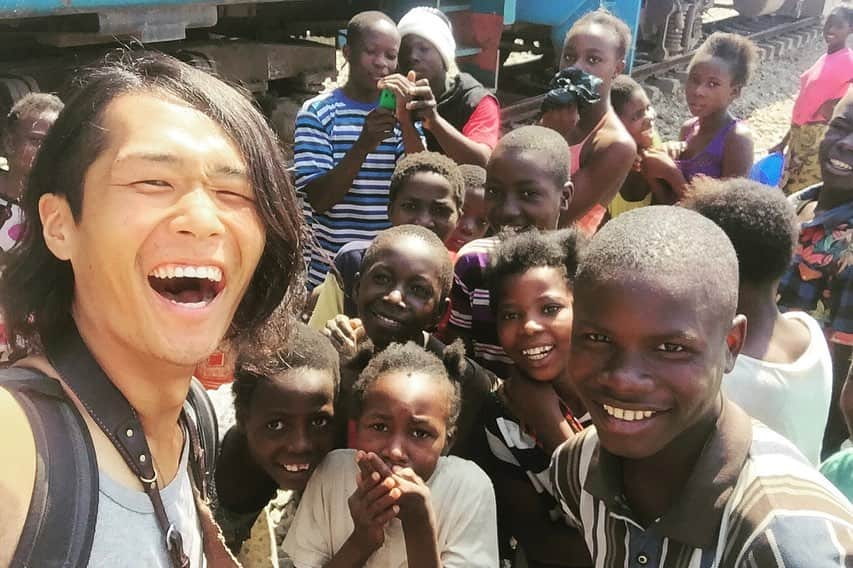 こんちゃんさんのインスタグラム写真 - (こんちゃんInstagram)「僕の世界一周旅行記「じゃ、また世界のどこかで。」が重版しましたー🎉(4刷目) 何度も何度もありがとうー！！！！ 前歯を3本折ったり、全財産が250円になって野宿しながら路上で写真売って生活して、世界中の人の笑顔を撮り続けた写真家のふざけ散らかし日記です🙄  このコロナ禍の中でもたくさんの人に読んでもらえてることが嬉しい…！この写真や文章を通して旅や写真を撮るきっかけになってくれたら嬉しいなあ。 何者でもなかったただの大学生の僕が写真家になるまでの物語。 気になる人！是非にー！！！！ ストーリーかAmazonでも書店でも買えるよ📚！」3月18日 21時43分 - hiromasakondo