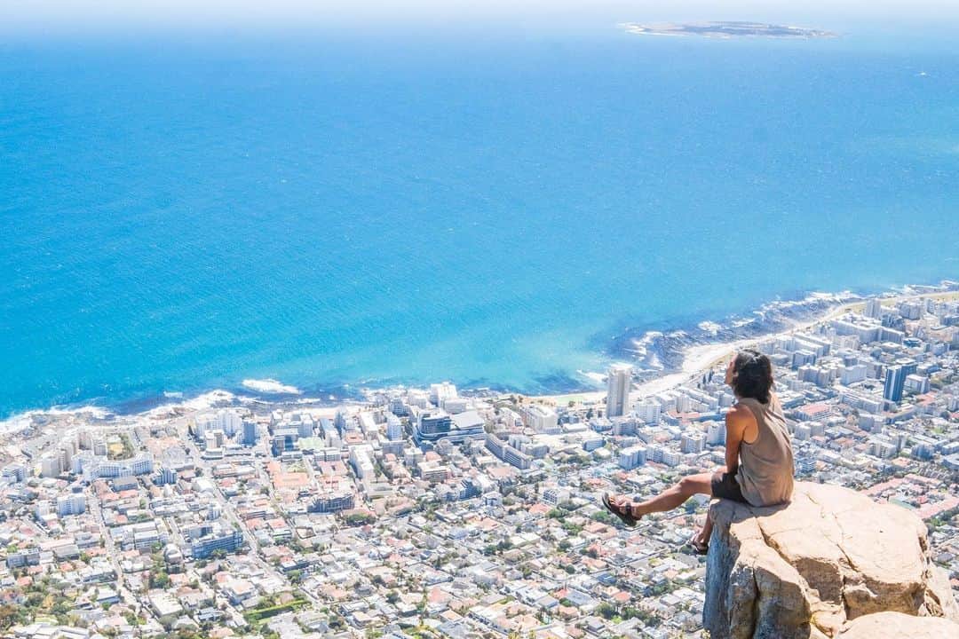 のインスタグラム：「僕の世界一周旅行記「じゃ、また世界のどこかで。」が重版しましたー🎉(4刷目) 何度も何度もありがとうー！！！！ 前歯を3本折ったり、全財産が250円になって野宿しながら路上で写真売って生活して、世界中の人の笑顔を撮り続けた写真家のふざけ散らかし日記です🙄  このコロナ禍の中でもたくさんの人に読んでもらえてることが嬉しい…！この写真や文章を通して旅や写真を撮るきっかけになってくれたら嬉しいなあ。 何者でもなかったただの大学生の僕が写真家になるまでの物語。 気になる人！是非にー！！！！ ストーリーかAmazonでも書店でも買えるよ📚！」