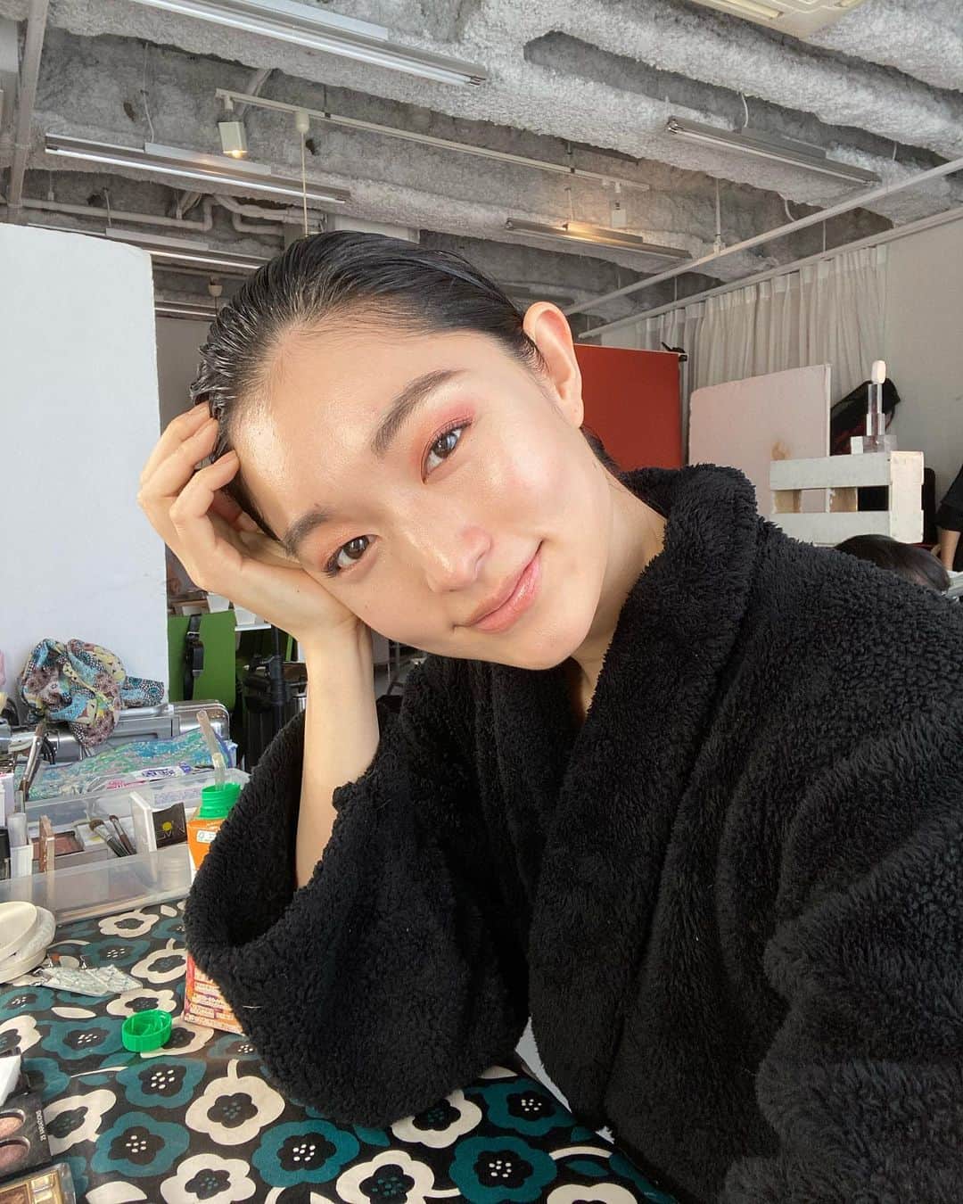 阿部朱梨のインスタグラム：「前髪あげると意外とイケメンなのよ🤫❣️  昔はこの男の子ぽい骨格と左右非対称な顔が嫌で 前髪作って髪の毛ふわふわに巻いて 少しでも女の子らしく！て思ってたけど  いろんなお仕事で 綺麗な骨格だね、とか 目が印象的で素敵、とか褒めてもらえるたびに嬉しくて 今ではこれが私なんだ、て受け止めれるようになったの  お陰でより一層お仕事が楽しいンダ☺️♡  かわいいメイクも相変わらず好きだし かっこいいのも、好き  好きが増えるのは、楽しいね〜💗」