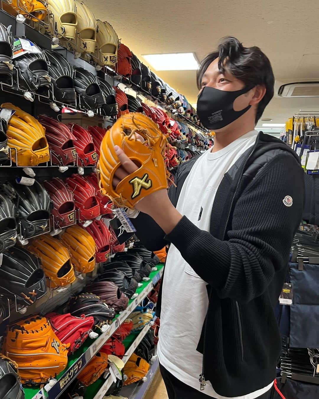 岩隈久志のインスタグラム：「・・・  いよいよ青山東京ボーイズの体験会が始まります^_^  僕たちの予想を超えるお問合せを頂き、今後数年間に渡るチームの動きをスタッフで話し合った結果、新たにスタッフを募集する事にしました。  土日、僕たちの元で野球を学び、青山東京ボーイズの選手たちのサポートに興味がある方がいましたら、プロフィール欄に貼ってあるホームページのお問合せより連絡下さい！  応募条件は、暴言ではなく、きちんとした対話や前向きな言葉で選手を鼓舞していける方、愛情を持って選手に接することができる方、大学まで野球経験がある方。  体のケアを担当して下さる方は野球経験不問です。  よろしくお願いします^_^」