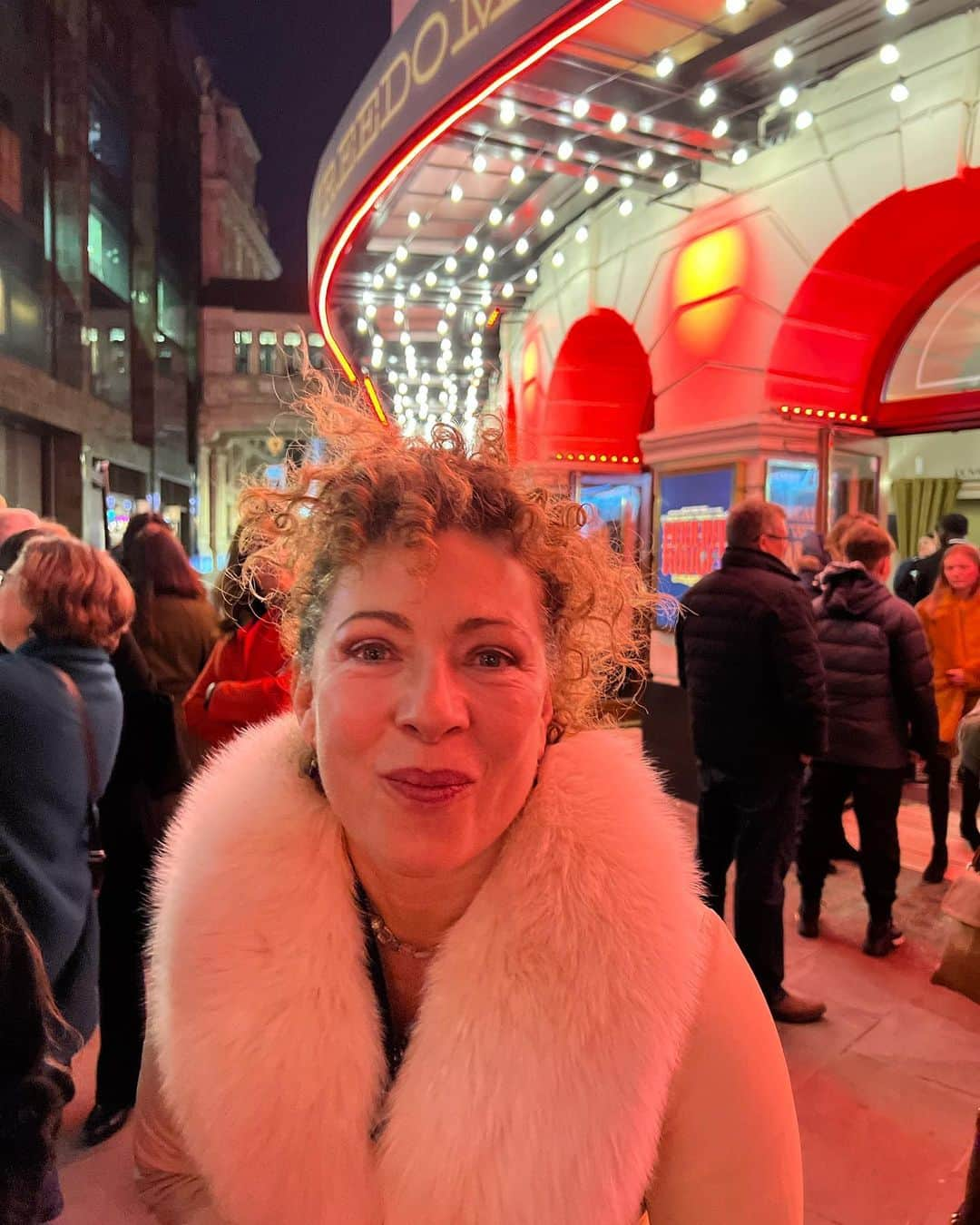 アレックス・キングストンさんのインスタグラム写真 - (アレックス・キングストンInstagram)「Had the most fab time at Moulin Rouge tonight!! How wonderful life is, come what may, it won’t be a bad romance….Go see it and live like tomorrow doesn’t exist!! xx」3月19日 8時19分 - alexkingstonofficial