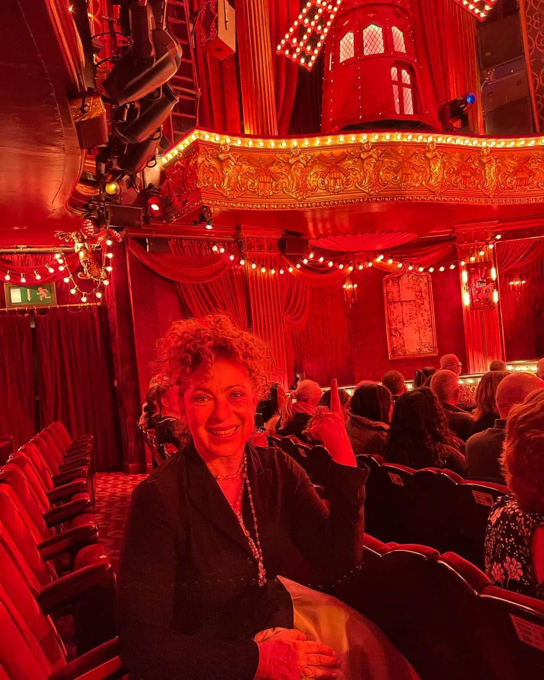 アレックス・キングストンさんのインスタグラム写真 - (アレックス・キングストンInstagram)「Had the most fab time at Moulin Rouge tonight!! How wonderful life is, come what may, it won’t be a bad romance….Go see it and live like tomorrow doesn’t exist!! xx」3月19日 8時19分 - alexkingstonofficial