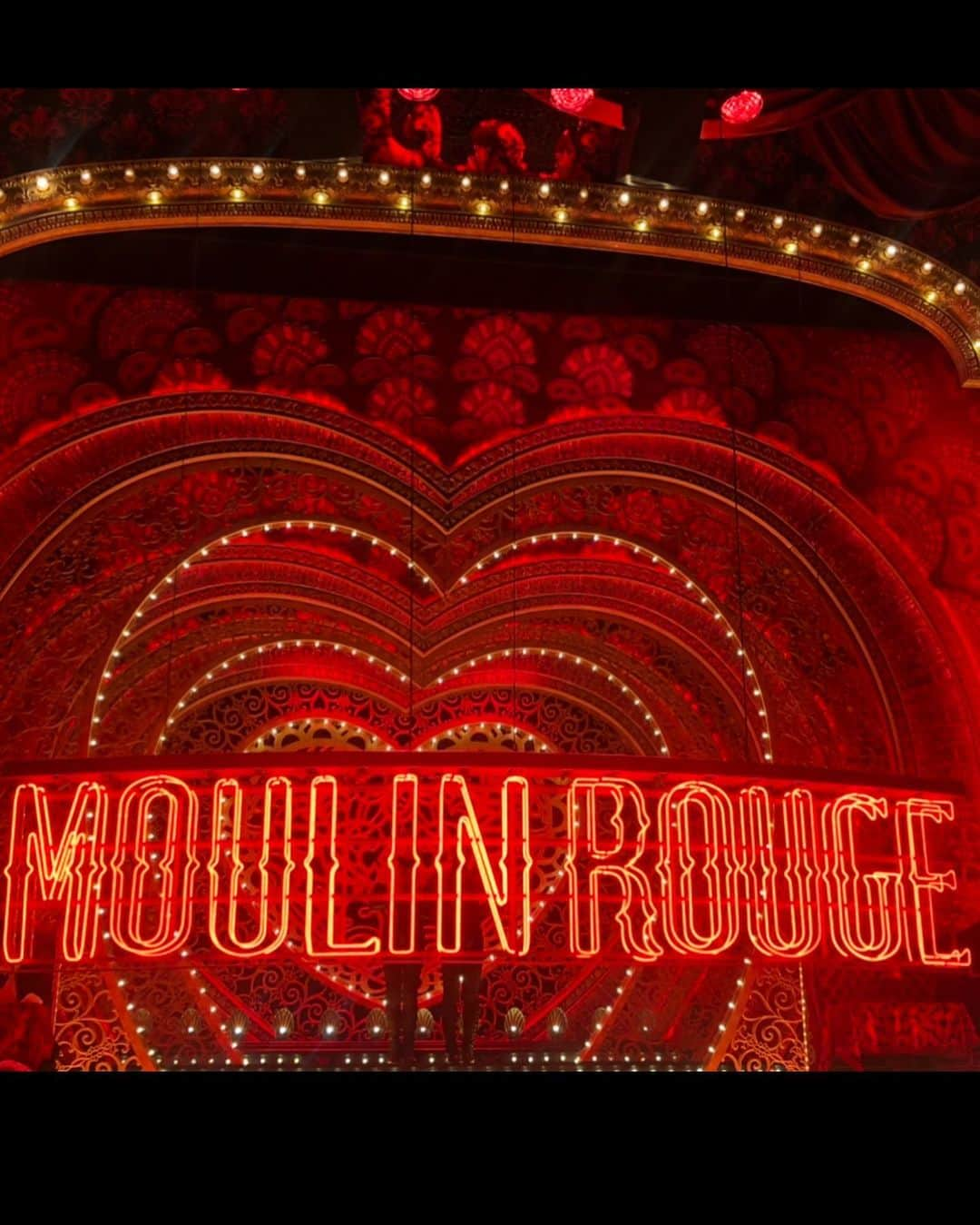 アレックス・キングストンさんのインスタグラム写真 - (アレックス・キングストンInstagram)「Had the most fab time at Moulin Rouge tonight!! How wonderful life is, come what may, it won’t be a bad romance….Go see it and live like tomorrow doesn’t exist!! xx」3月19日 8時19分 - alexkingstonofficial