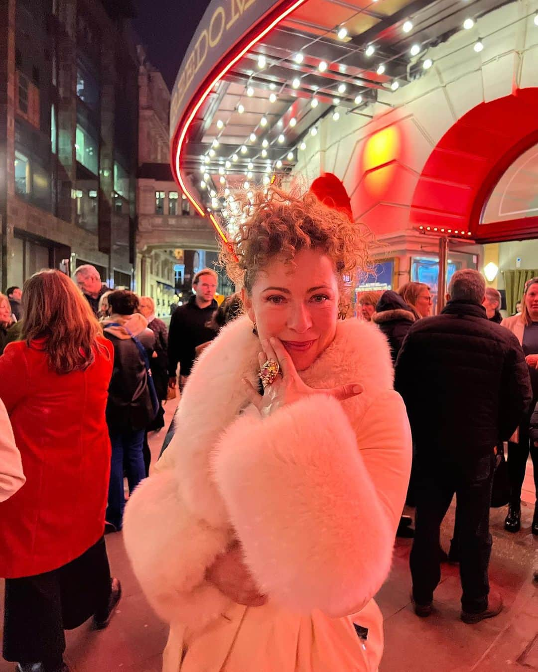 アレックス・キングストンさんのインスタグラム写真 - (アレックス・キングストンInstagram)「Had the most fab time at Moulin Rouge tonight!! How wonderful life is, come what may, it won’t be a bad romance….Go see it and live like tomorrow doesn’t exist!! xx」3月19日 8時19分 - alexkingstonofficial