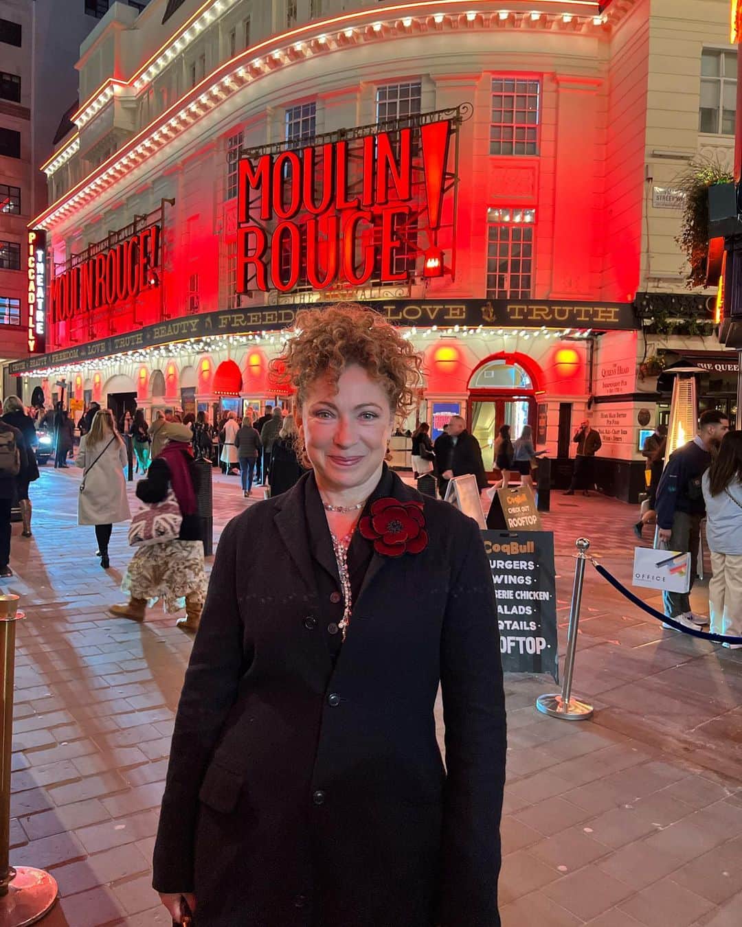 アレックス・キングストンさんのインスタグラム写真 - (アレックス・キングストンInstagram)「Had the most fab time at Moulin Rouge tonight!! How wonderful life is, come what may, it won’t be a bad romance….Go see it and live like tomorrow doesn’t exist!! xx」3月19日 8時19分 - alexkingstonofficial