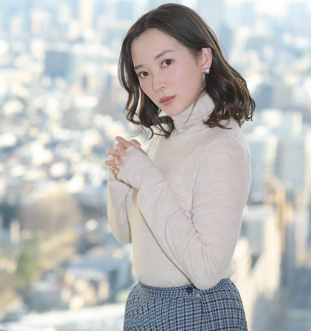 亜希子のインスタグラム：「新潮社が運営のBook Bang（ブックバン）というサイトにて、私の新刊『シナプス』のインタビューを載せて頂いております。何卒🍠✨✨✨  澄ました顔をしておりますが、わかる人はわかるであろう。 食べすぎた腹を、全力でへこませている。  撮影／渡辺充俊さん」