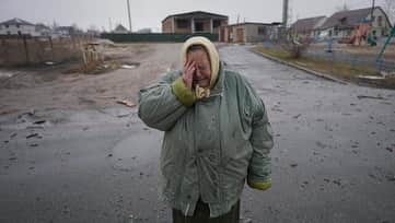 ヒラリー・ダフのインスタグラム：「GREED. Fucking Putin. I hope his existence is so LONELY and TORTURED and EMPTY. Money doesn’t make people happy. It can make your life easier but my only hope is by the grace of god his life is a miserable one. Watching the news is excruciating. I can’t imagine day after day of this reality …Fear. Loss. Losing everything you love and have worked hard for. separating from your family or watching them die. Not being able to lay them to rest.  No safety. No food. These Ukrainian people have some pride and strength I don’t think I could muster.  I’m now hearing human trafficking is an issue for women and children escaping the country. I’m just sobbing thinking about this. Escaping one hell to another. Why and how can the world be this way? How can humans do these things to one another ? Feeling helpless and gutted and angry and really just wanted to share. I’m seriously sad for the people of Russia too. I can’t imagine they want to be involved in this.  #Ukraine 💙💛🇺🇦」