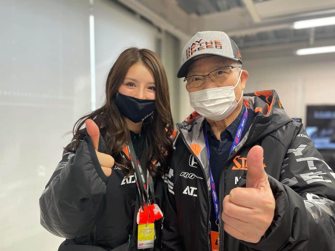 蒼井彩加のインスタグラム：「私が総監督とお会いした最後の日に撮って頂いた写真です。  あおいちゃんと呼んでくださり いつも気にかけてくださいました。 ファンサービスに出るとずっとサインや撮影の列が途切れず一人一人に最後まで対応して誰かが止めないと一日終わってしまいそうなくらい笑 きっと皆さんも思い出は尽きないんではないかと思います。 SNSを開くと沢山の写真、思い出、哀悼の意が溢れています。こんなにも沢山の方から愛される総監督の側で沢山学び優勝を二度も味わい チームクニミツの一員でいられたことは私の誇りです。 ご冥福をお祈り致します。 心から感謝申し上げます。  #teamkunimitsu  #高橋国光総監督 #感謝  語彙力なさすぎる、、、」