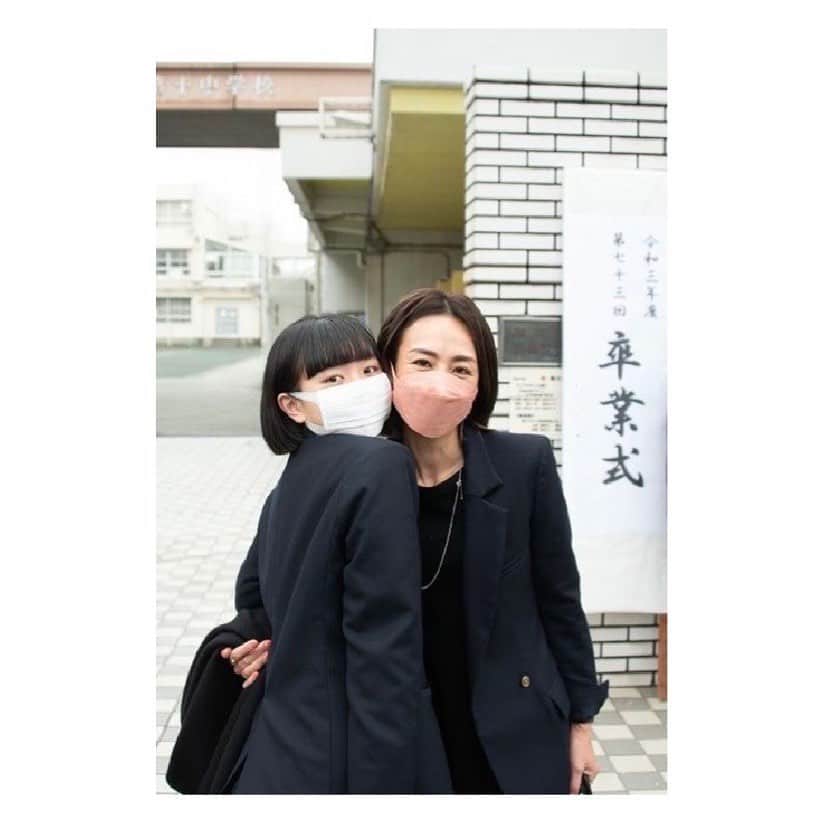 土井地恵理子のインスタグラム：「・ Congrats!!! Seri!  '今日で義務教育が終了です' という校長先生の言葉に そうかーって涙出た。  あっという間なようで やっぱり長かった、、かな。  小さい頃は双子をほぼワンオペで 大変すぎて 'このまま小さいままでいてー'なんて人もいるけど とんでもなかった。笑 早く大きくなってほしかったし 大きくなるにつれて どんどん対等に話せるようになるのが楽しかった。  そして今やほんとに同じ目線で話せるのが嬉しい。  4月から法律が変わって あと2年で成人。 母親ぽくもないし そうもあんまり思われてない。笑 これからもいい友達でいようね！ おめでとう㊗️  #卒業 #graduation  #って言うとspeedが頭に流れる世代w #もう1人は来週卒業式 #twins #双子」