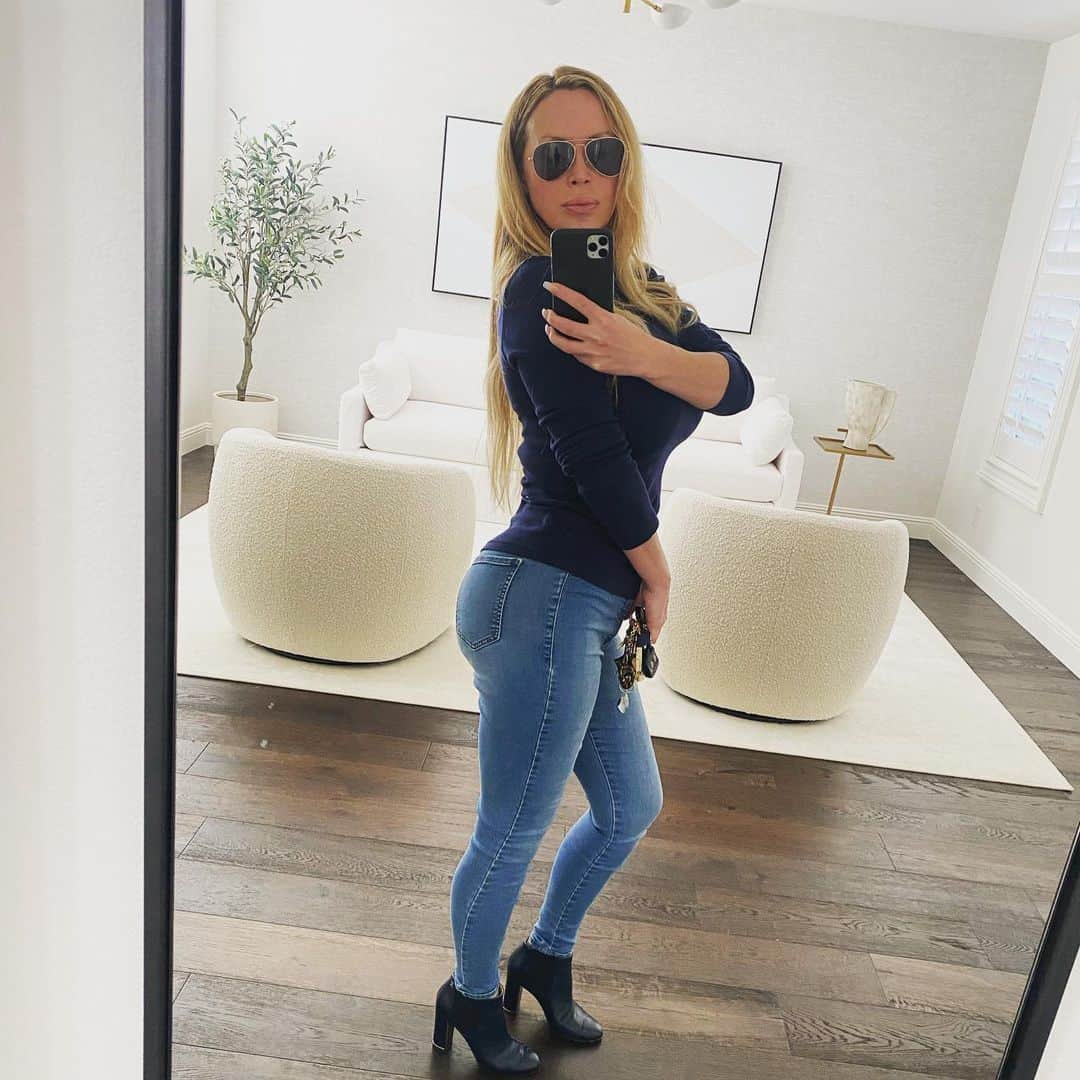 のインスタグラム：「Happy #Friday! I’m shooting a bunch of content this weekend. What are you up to? #weekedvibes #happyfriday #happyvibes」