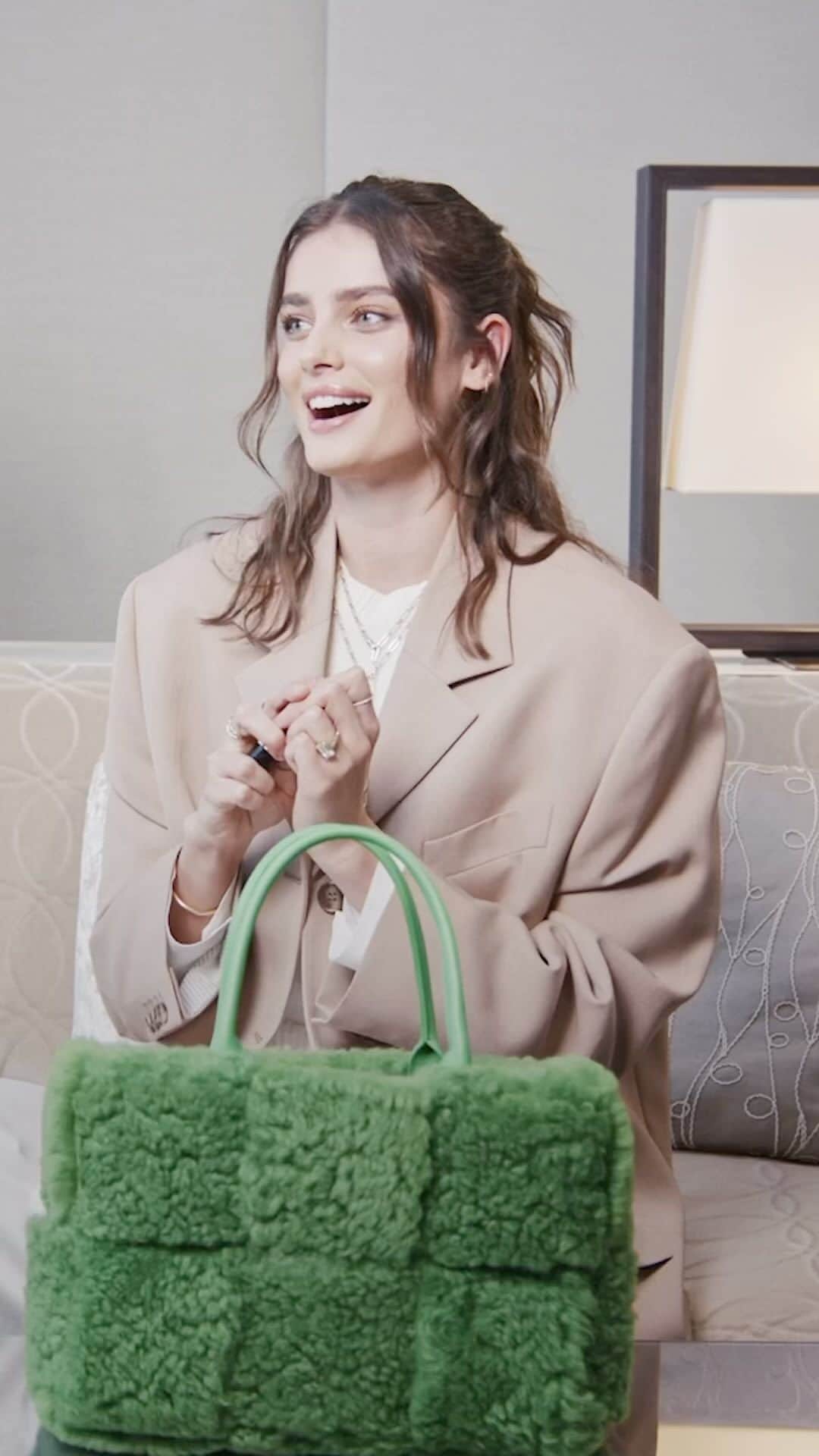 テイラー・ヒルのインスタグラム：「@patmcgrathreal giving me sage advice I’ll never forget 💚 See What’s In My Bag with @voguefrance via the link in my bio. #inthebag」