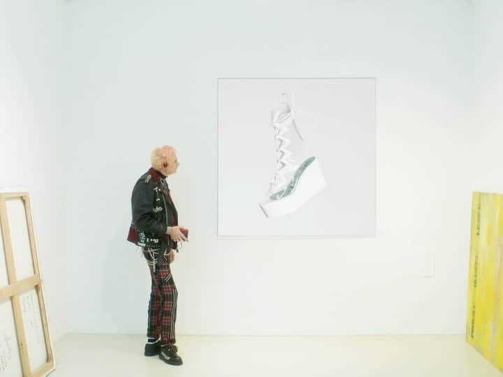 サラバターリアのインスタグラム：「THE ART GALLERY   Ft. HOT STUFF shoes   ART @bat__sara FILM @marco.celotti TALENT @riccardo.slavick STYLE @pasqualecangemi DOP @nicolacattanidop AC & FOCUS PULLER @mattia8aviani GRIP @francescostabili BOOM OPERATOR @carillo___ SOUND DESIGNER @sunbernardo.it MUA @terni.federico  NAILS ARTIST @unghiesupreme EDITOR @elitamontini COLORIST @ciccibuum GALLERIST @galleriaantoniobattaglia  #SaraBattaglia #ArtGallery  #SS22」