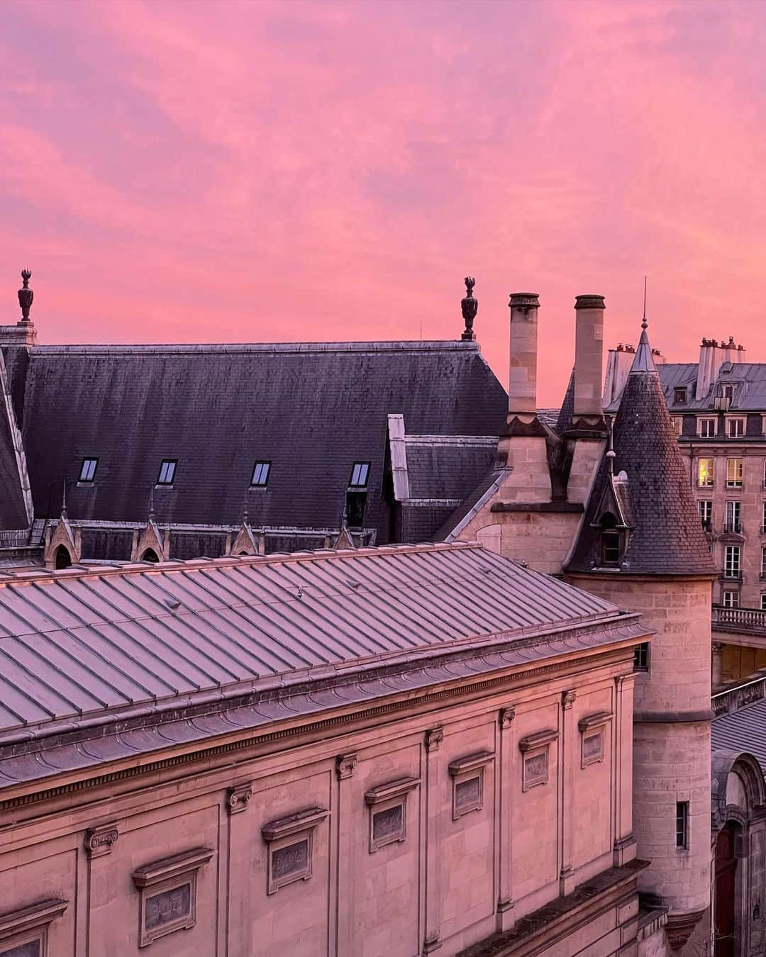 フィロとポンポンのインスタグラム：「Pinky sunset in Paris…💕 View from Philo & Pompon’s room.」