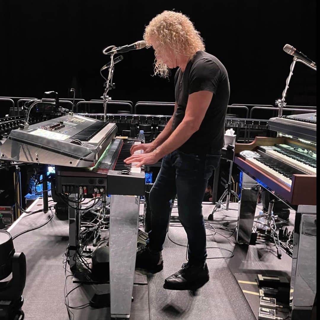 デヴィッド・ブライアンのインスタグラム：「Rehersals done! Two weeks till the first show in a loooong time!! Can’t wait to ROCK again for all our fans we miss and love !!!!! 🎉🎶🎹🎤」