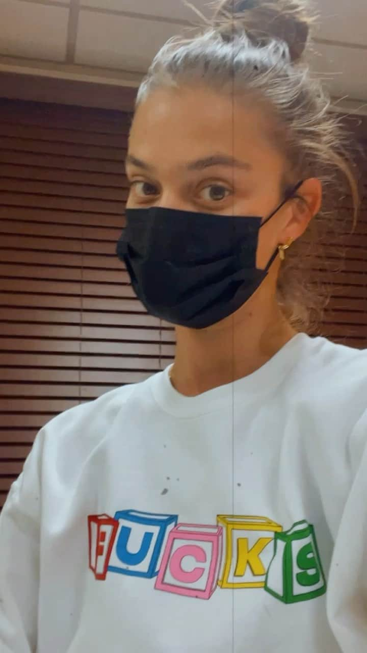 ニーナ・アグダルのインスタグラム：「When you coincidentally wear a sweatshirt that says “FUCKS” when going to the gynecologist 🤦‍♀️ #nationalawkardmomentsday cc @serenakerrigan」