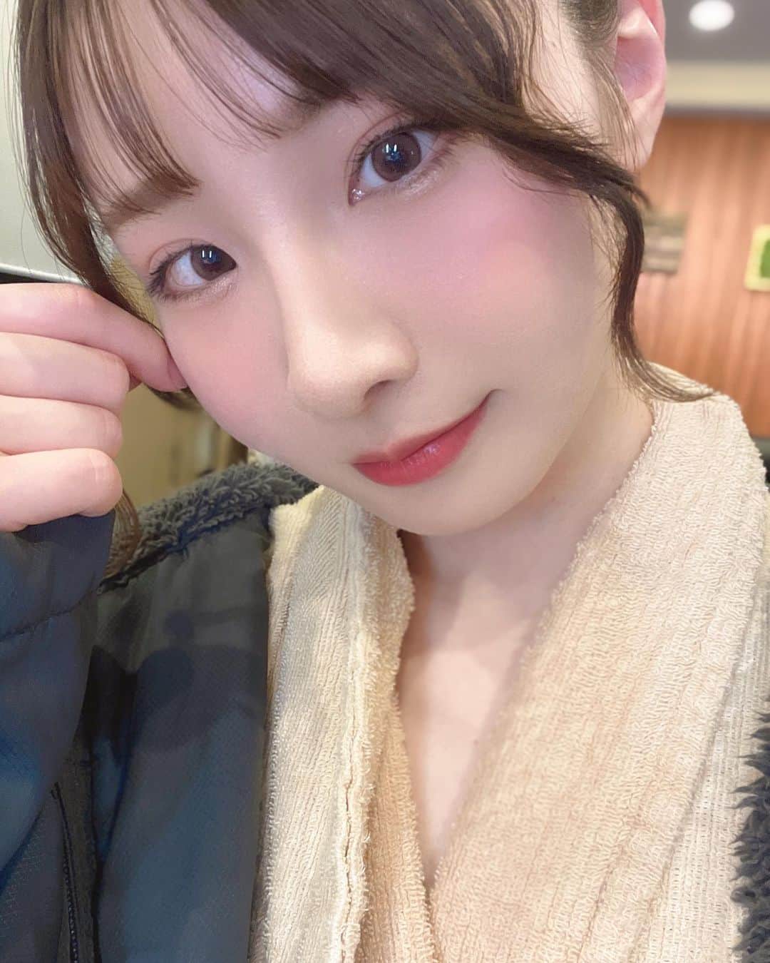 のインスタグラム：「太靠近了吧〜 近すぎちゃった〜？  #伊東める #伊東愛瑠」