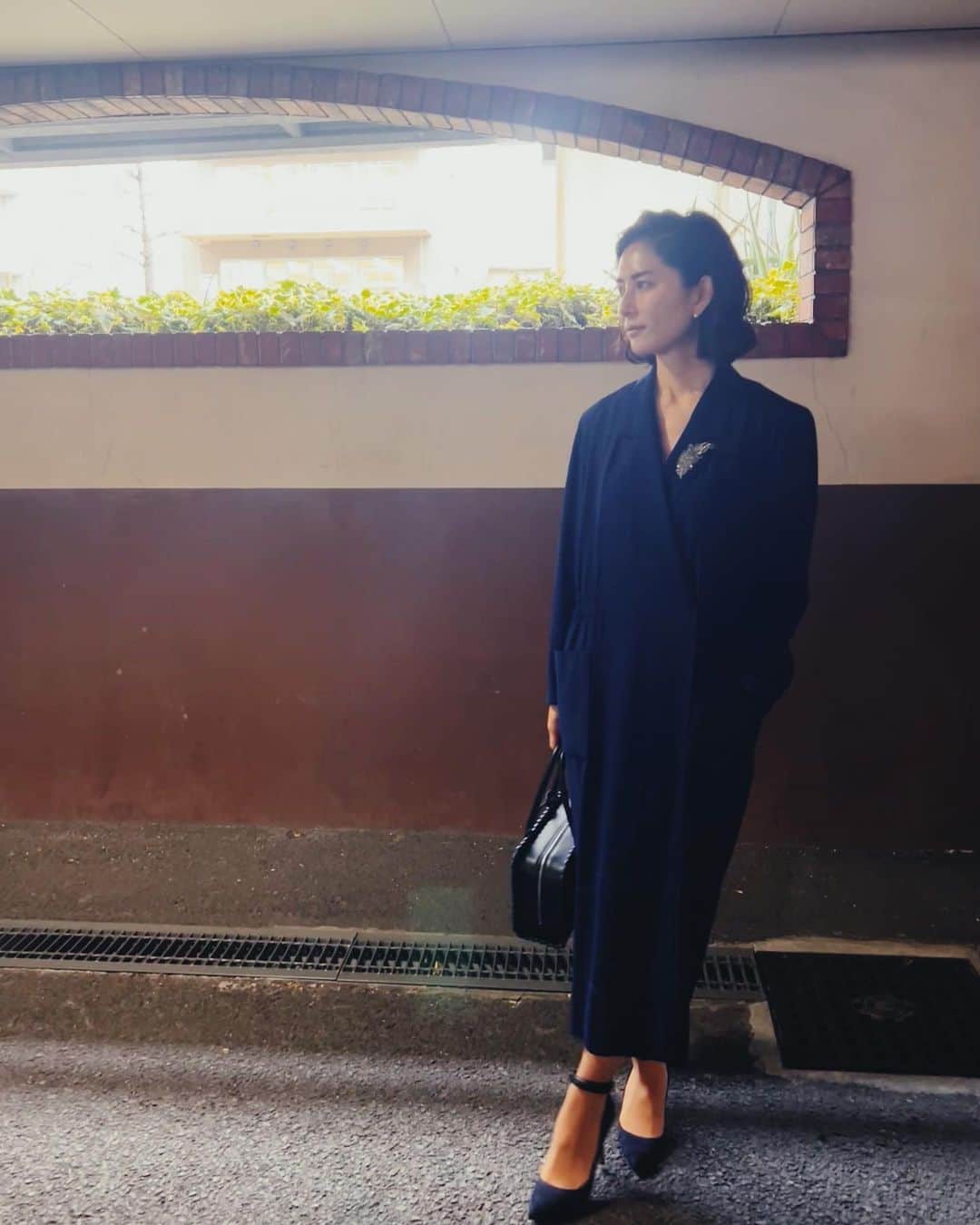 のインスタグラム：「Congratulations on graduating from elementary school🎒  この小学校での６年間、溢れんばかりの愛に包まれ存分に学校生活を楽しんでいた息子。 でもそれと同時に、入学した当初に想像していたより遥かに多くの困難も乗り越えた日々でした。  明日が見えなくなるほどツラすぎることも起こったけれど、先生方や保護者たち、さらには児童本人たちのとっさの言動がいつもあまりにも素晴らしく、それに感動してはこの学校に入れてよかったと幾度となく思った。  そして… 実は私の母校でもあるこの学校。  友だちの悩みを聞いて泣きながら肩を抱き、児童会会長として毎週皆の前に立って話すたびに心臓が飛び出るかと思うほど緊張し、初恋をしてキュンキュンしながら待ちぶせもした。 そんな私自身のかけがえのない記憶がたくさん詰まったこの体育館で、息子がこうして卒業式を迎えてる。  きっと彼も同じように、親は知らないたくさんの出来事がここで繰り広げられたのだろうなと私の頃と変わることのない校歌を歌いながら想いを馳せた。  式を終えて６年生が退場する時間となり、泣くことはなかったけれど良い卒業式だったと心満たされていたら、節目のたび歌ってきた学校のオリジナル曲を先生方全員が振りつきで歌い始め…。 ふと目をやると異彩を放つほど心をこめて踊る先生が目に留まった。 それは私も息子も大変お世話になった大好きな先生。 他の子たちと同じようには決していかなかった息子を温かく見守ってくれた恩師。 私はいきなり走馬灯のように思い出が巡り、涙腺が崩壊。  結局大号泣して終えましたとさ。  さあ、今日から息子と私は同じ同窓生。 仲間になったな、と肩を組んで嬉しそうに微笑んだ息子。 本当におめでとう！  #忘れられない日々 #忘れちゃいけない日々 #感謝」