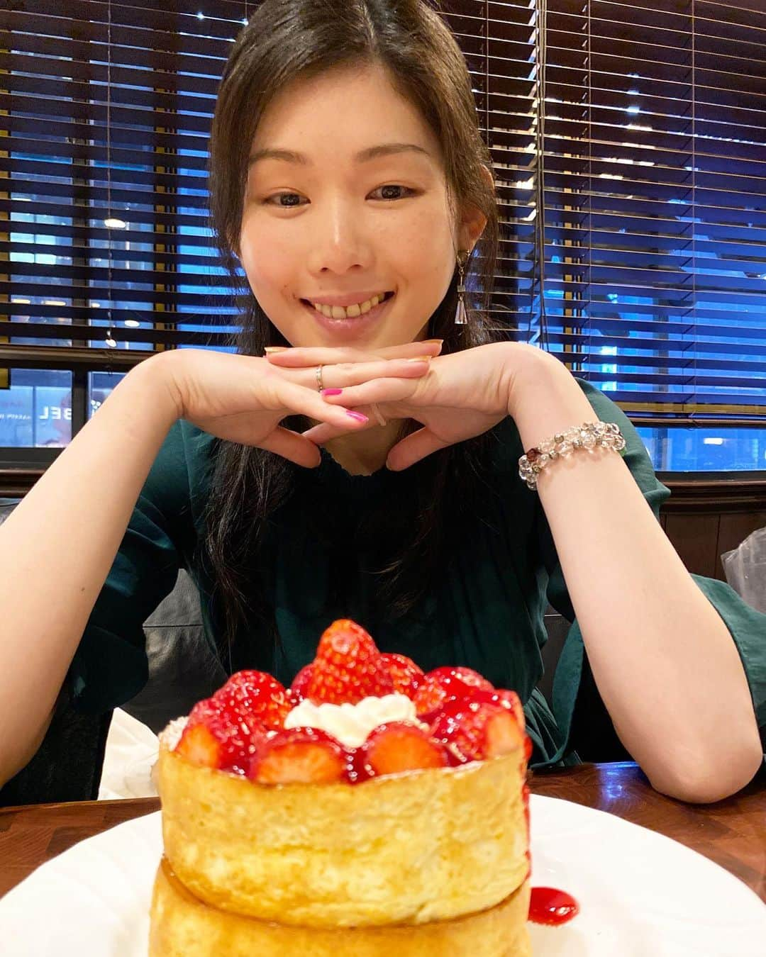 田中セシルのインスタグラム：「* 🍓しあわせのじかん🍓 パンケーキはシンプルにホイップバターとメープルシロップが好きなんだけど、この日はなんだか苺の気分だった♡ 可愛くて、見てるだけで幸せだな✨ なんつってぺろり😋  #パンケーキ #パンケーキ部 #パンケーキ巡り  #星乃珈琲 #星乃珈琲店 #星乃珈琲店パンケーキ  #春のおすすめ #いちごのパンケーキ #いちご狩り行きたい」